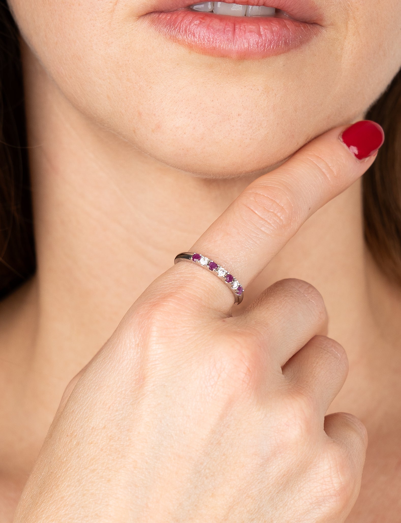 14K Anillo oro blanco rubíes diamantes