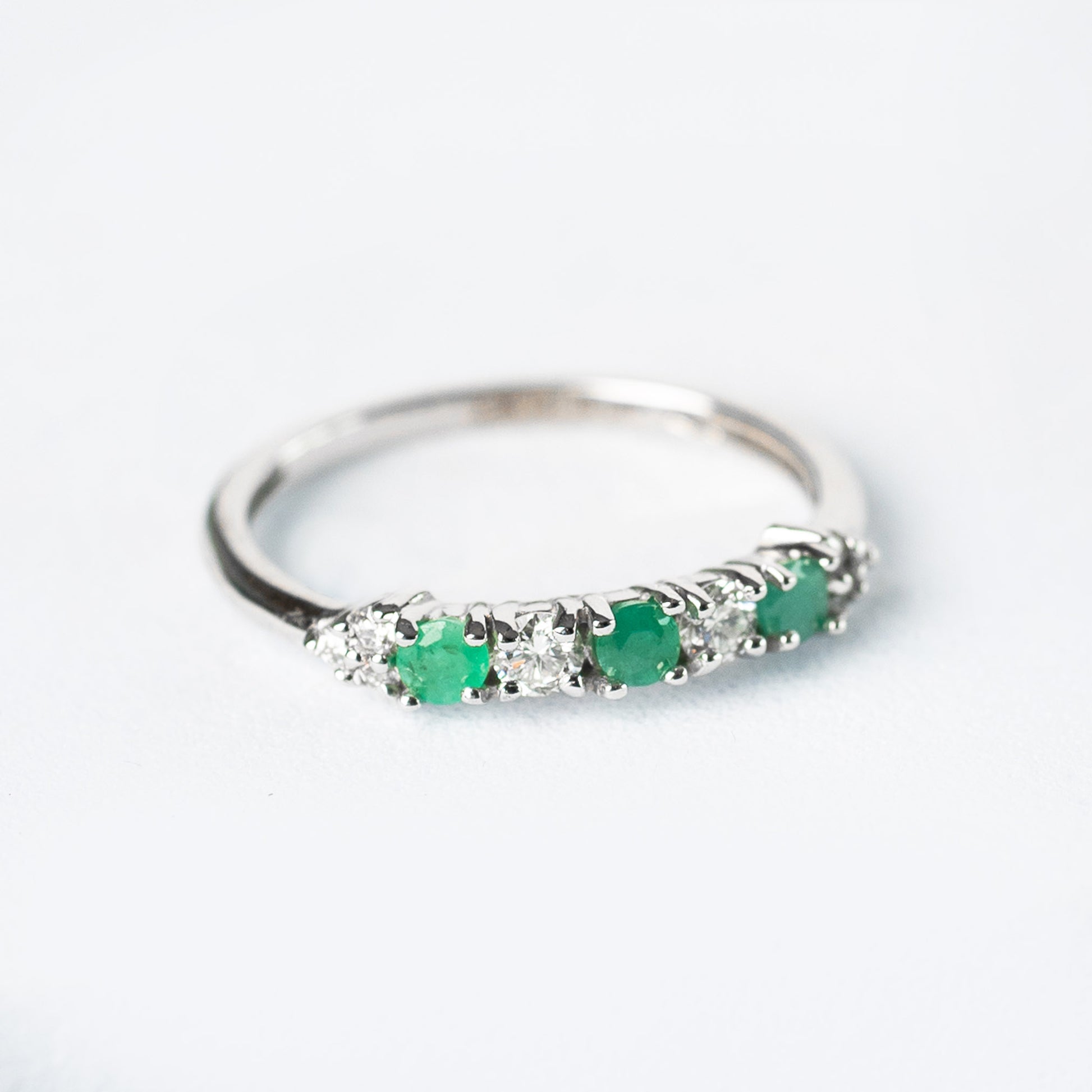 14K Anillo oro blanco esmeraldas diamantes