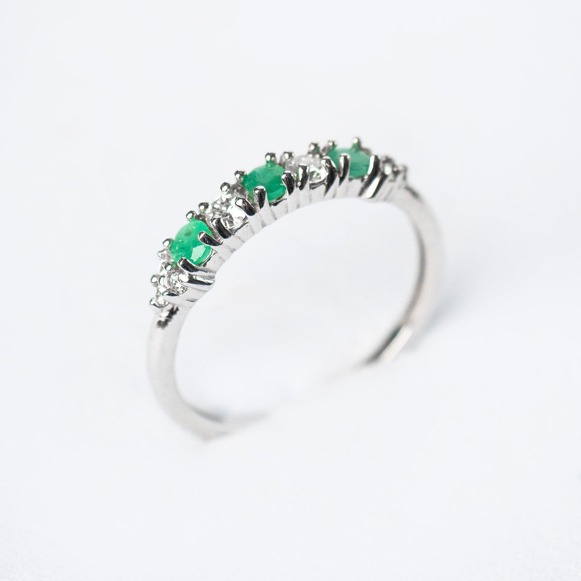 14K Anillo oro blanco esmeraldas diamantes