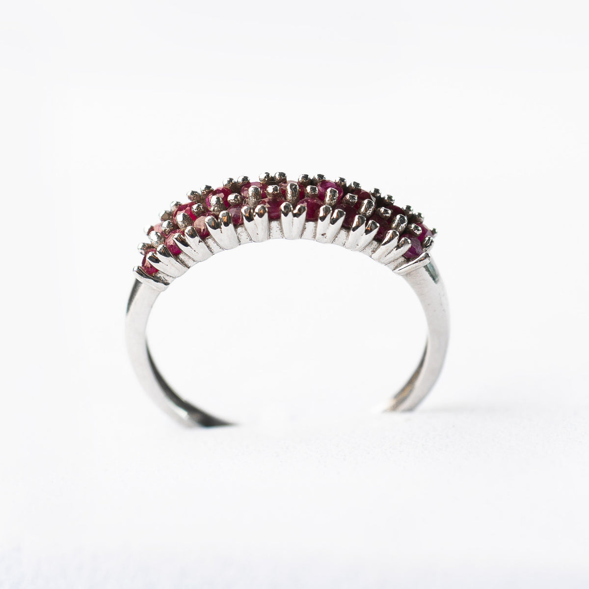 14K Anillo oro blanco rubíes