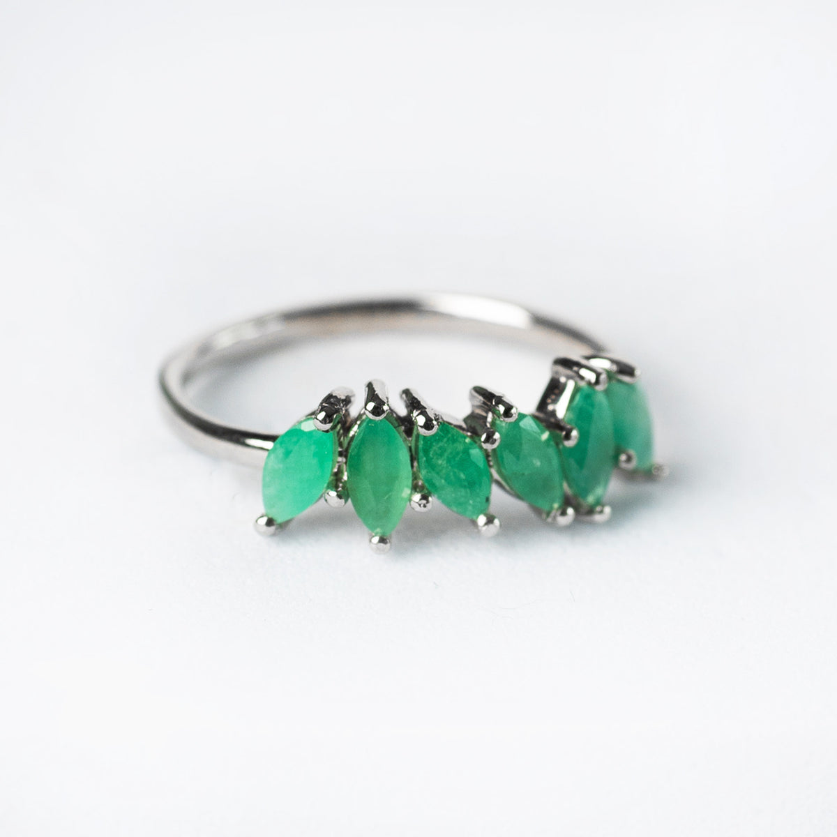 14K Anillo oro blanco esmeraldas