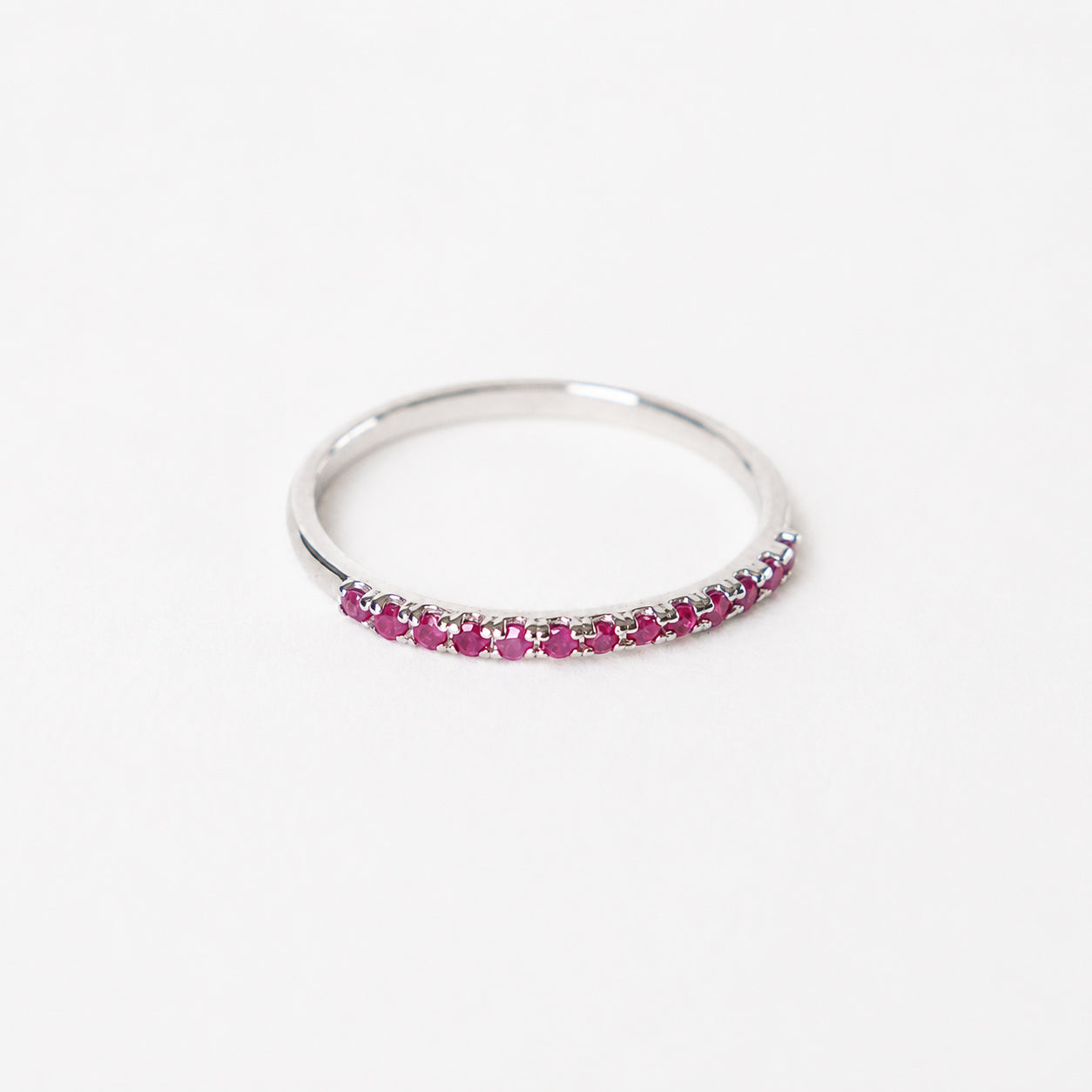 14K Anillo oro blanco rubíes
