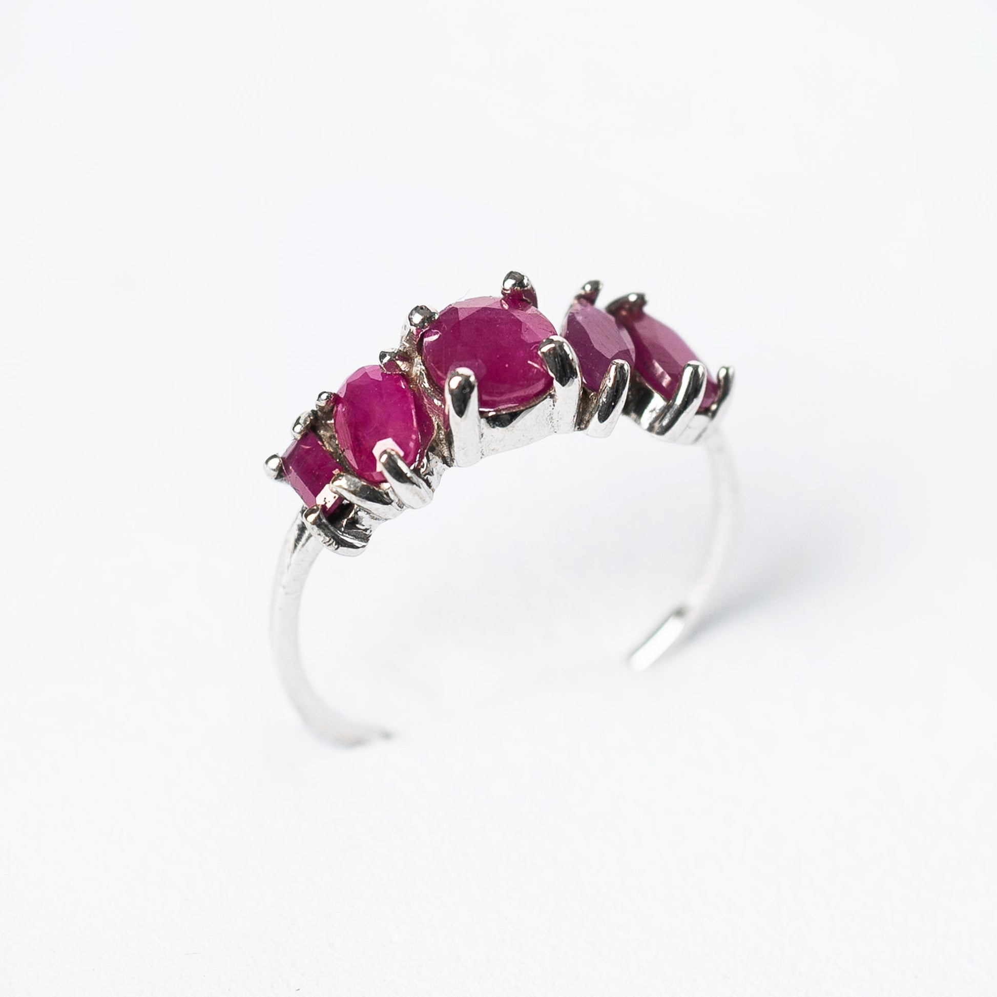 14K Anillo oro blanco rubíes