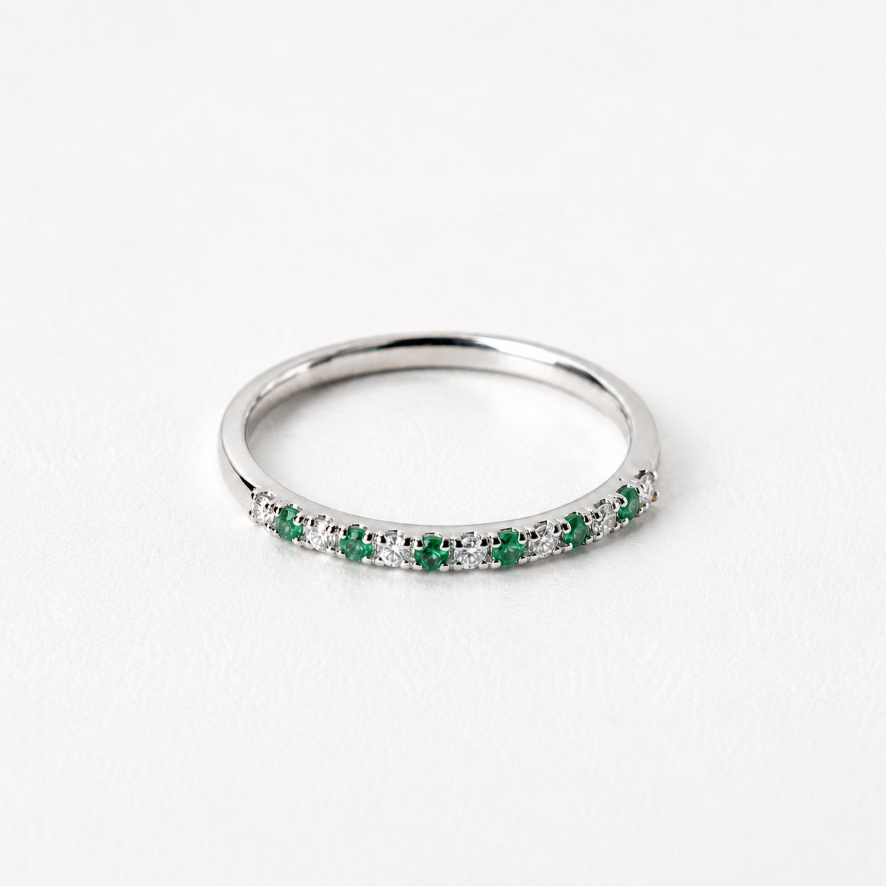 14K Anillo oro blanco esmeraldas diamantes