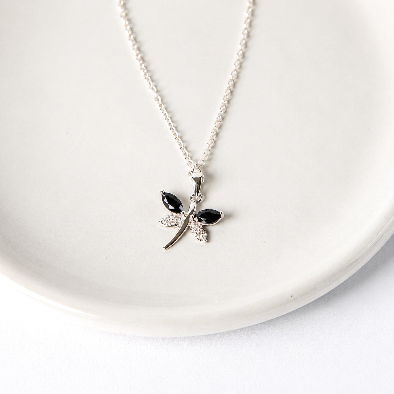 14k dije oro blanco de libélula zafiro diamante sin cadena