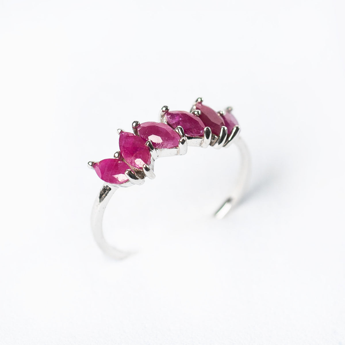 14K Anillo oro blanco rubíes