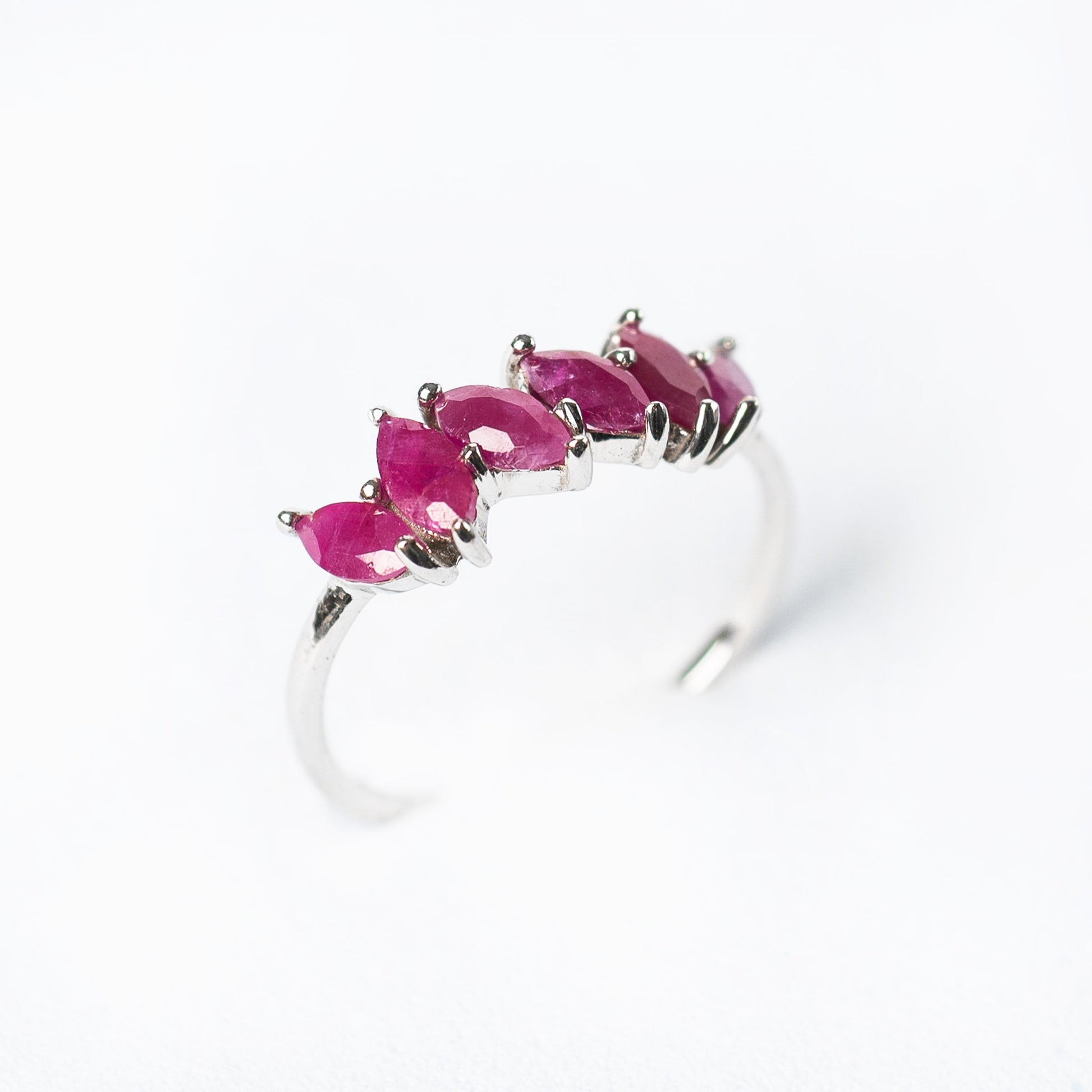 14K Anillo oro blanco rubíes