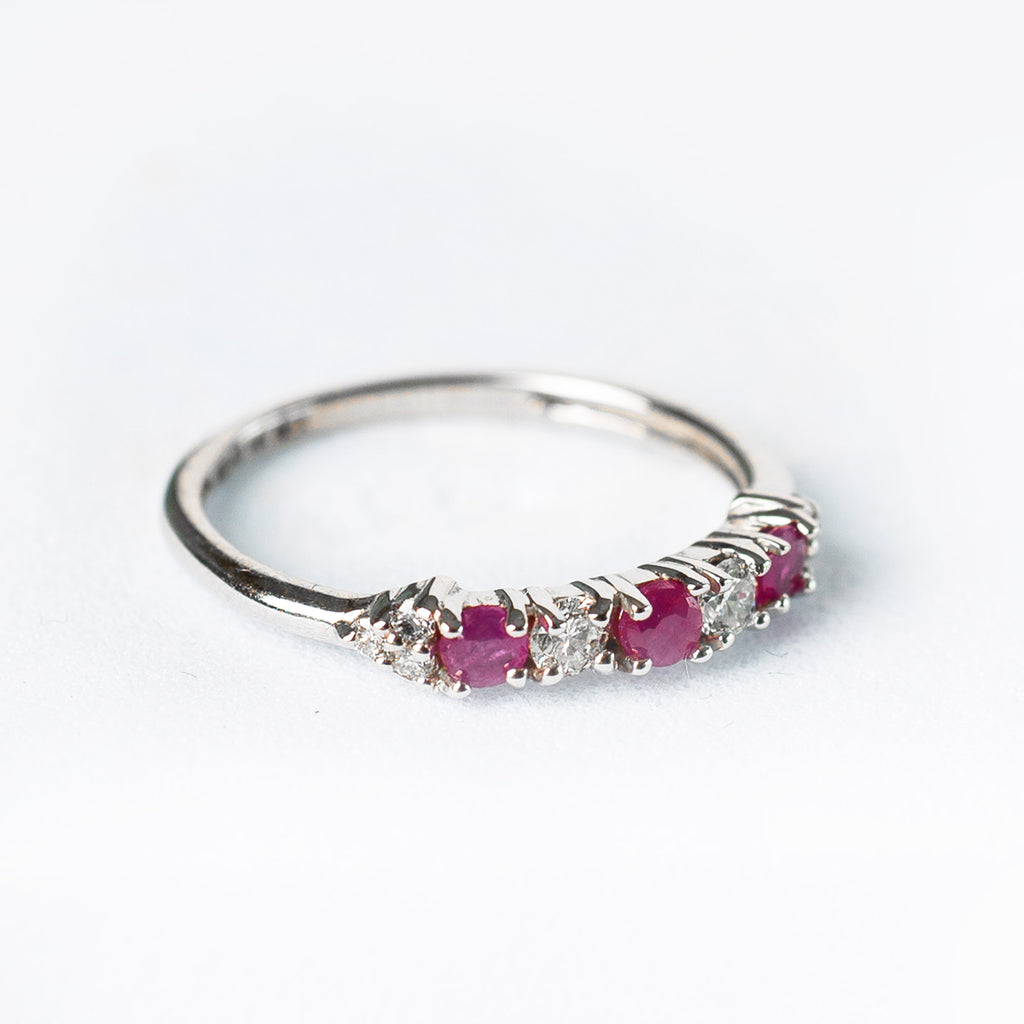 14K Anillo oro blanco rubíes diamantes