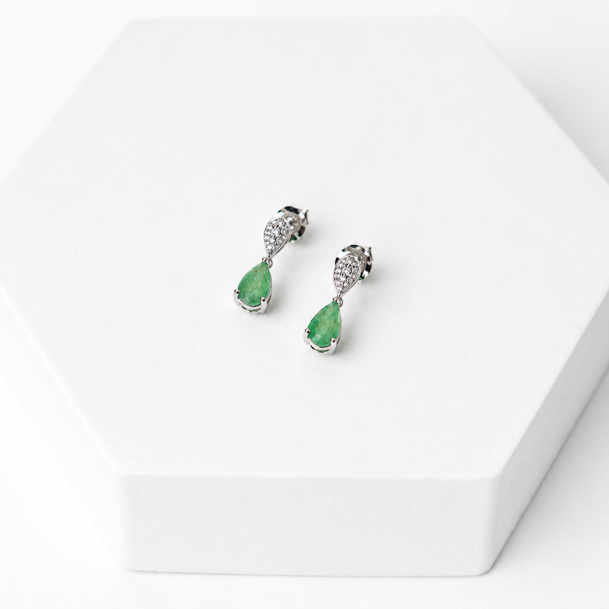 14K Aretes oro blanco con esmeraldas diamantes