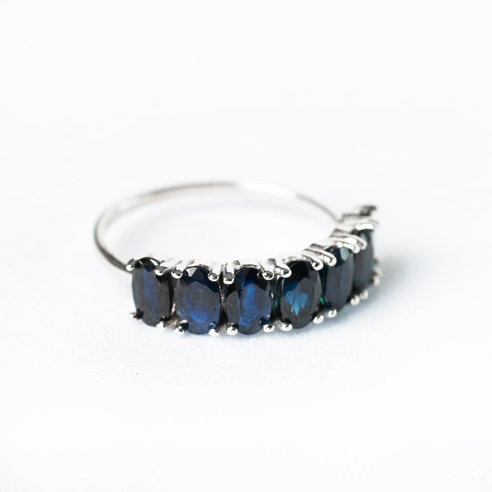 14K Anillo oro blanco zafiros