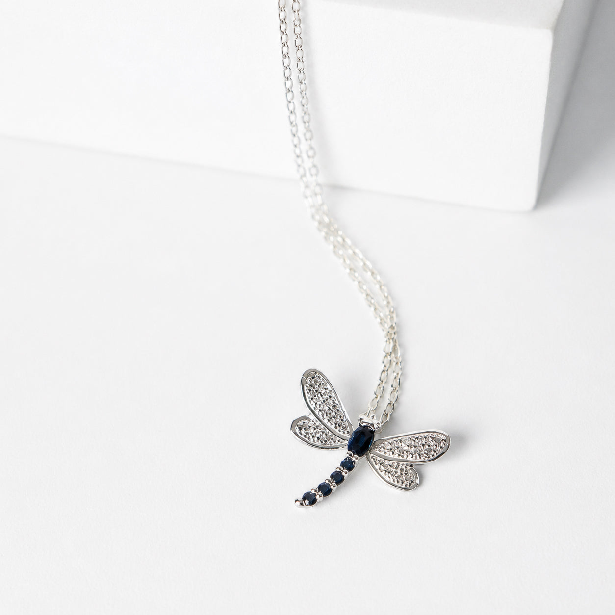 14k dije oro blanco de libélula zafiros con diamantes sin cadena