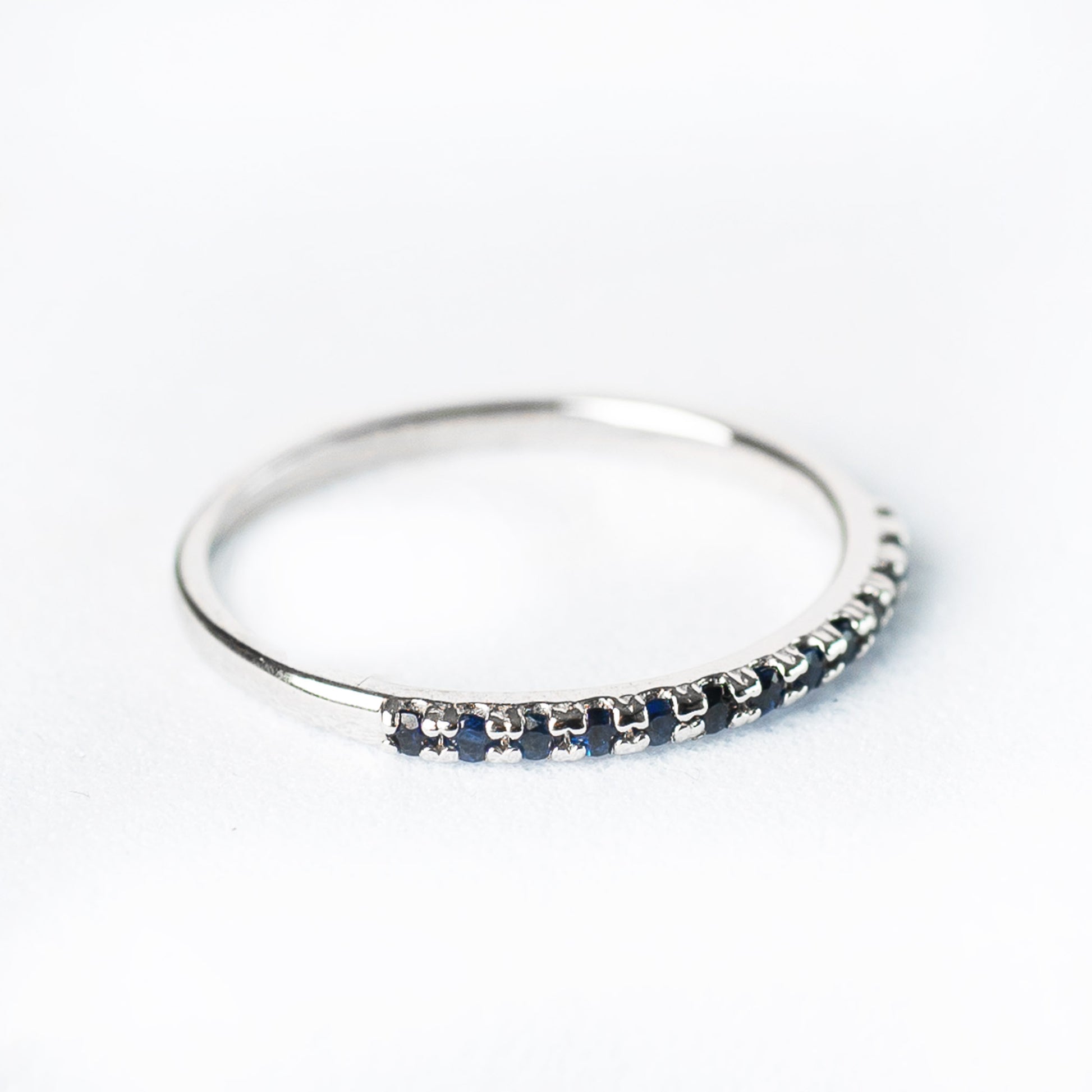 14K Anillo oro blanco zafiros