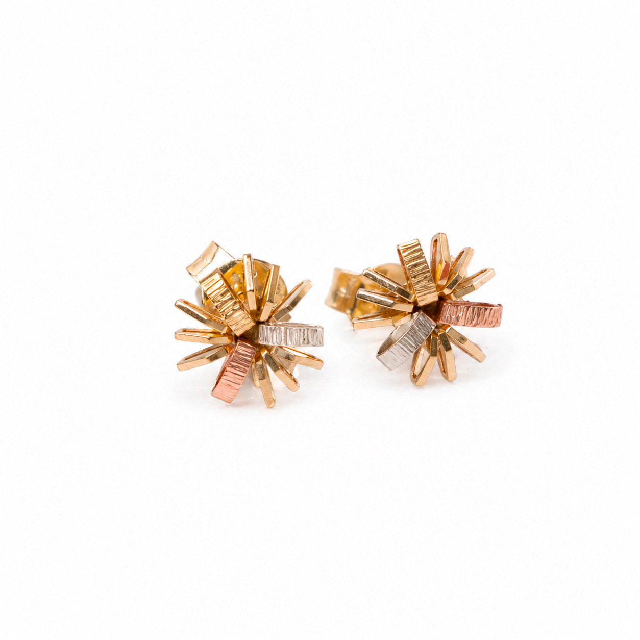 BROQUELES ENTRELLA EN 3 OROS DE 14K