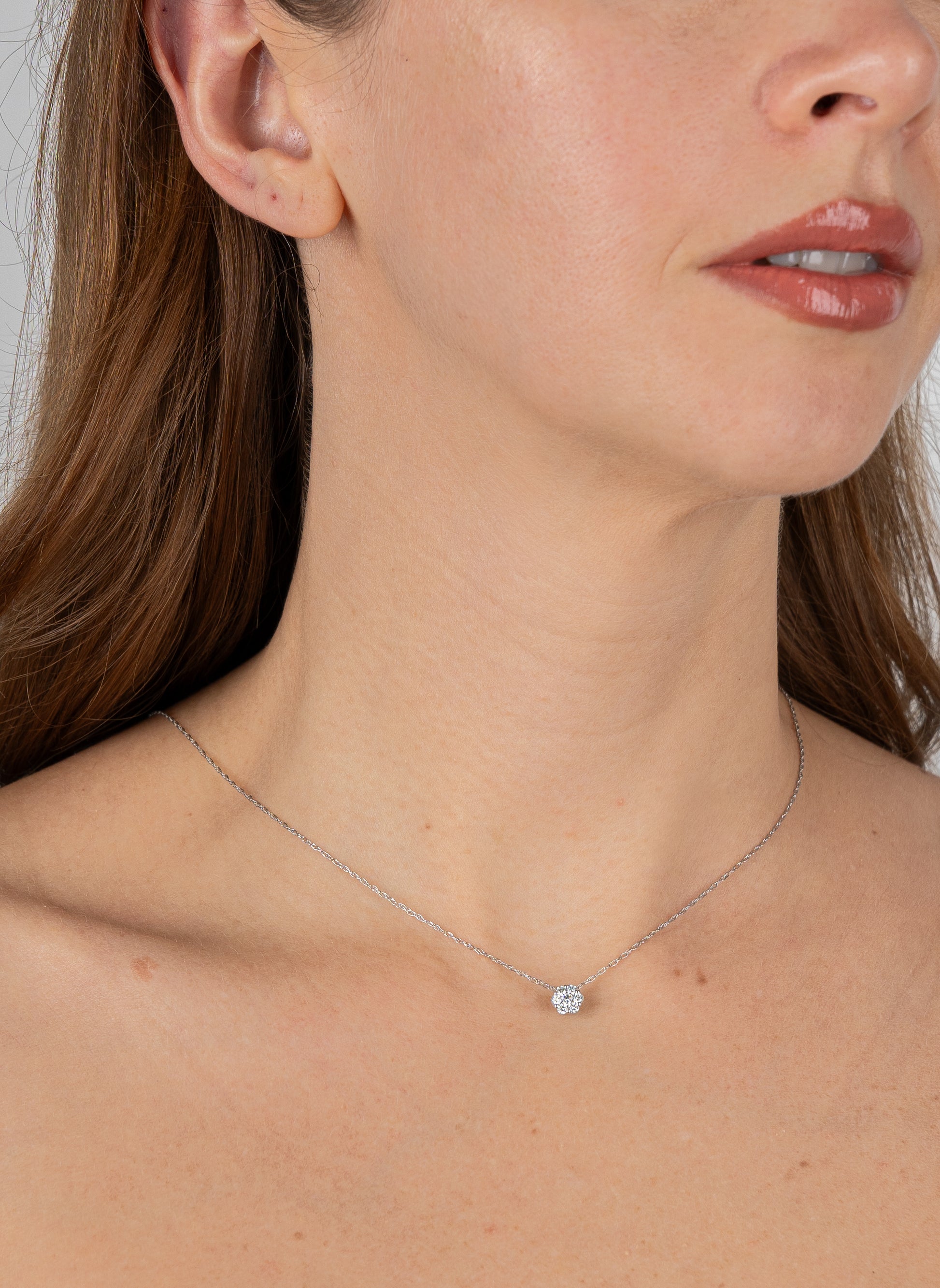 14k Collar en oro blanco con flor de diamantes