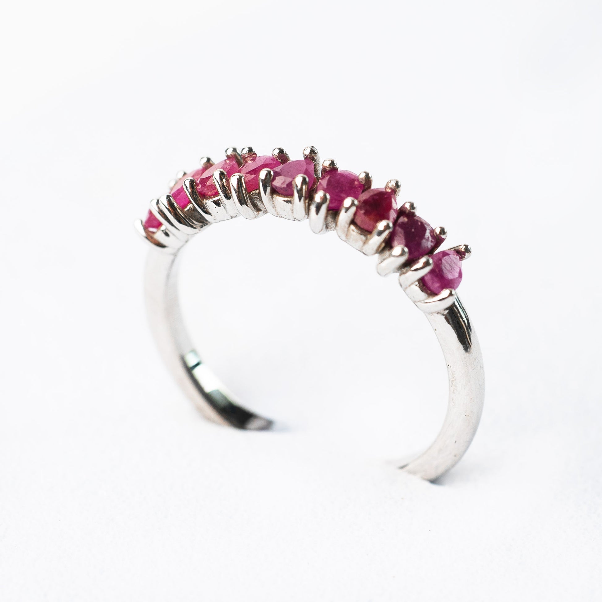 14K Anillo oro blanco rubíes