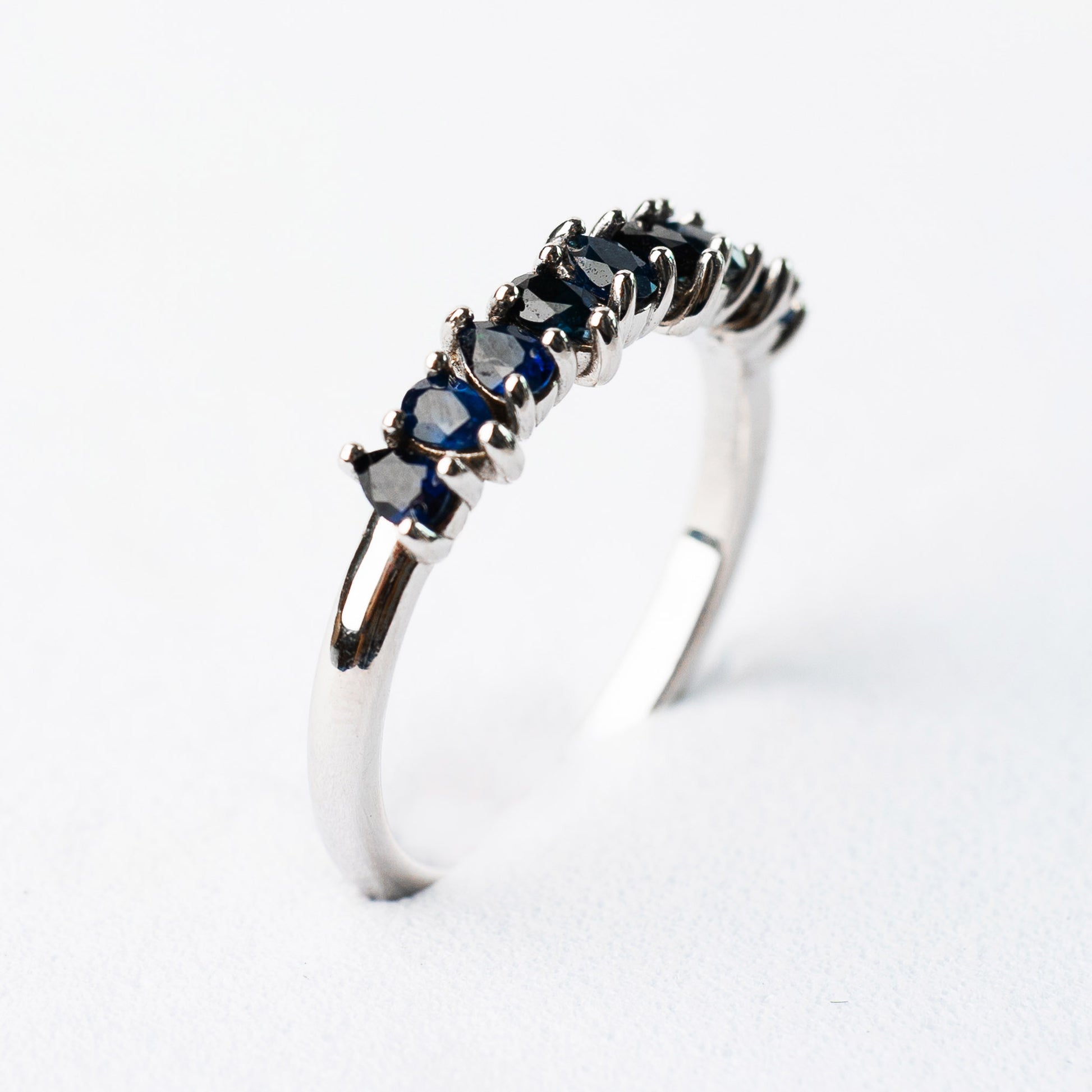 14K Anillo oro blanco zafiros