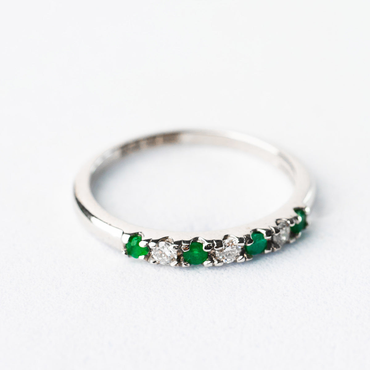 14K Anillo oro blanco esmeraldas diamantes