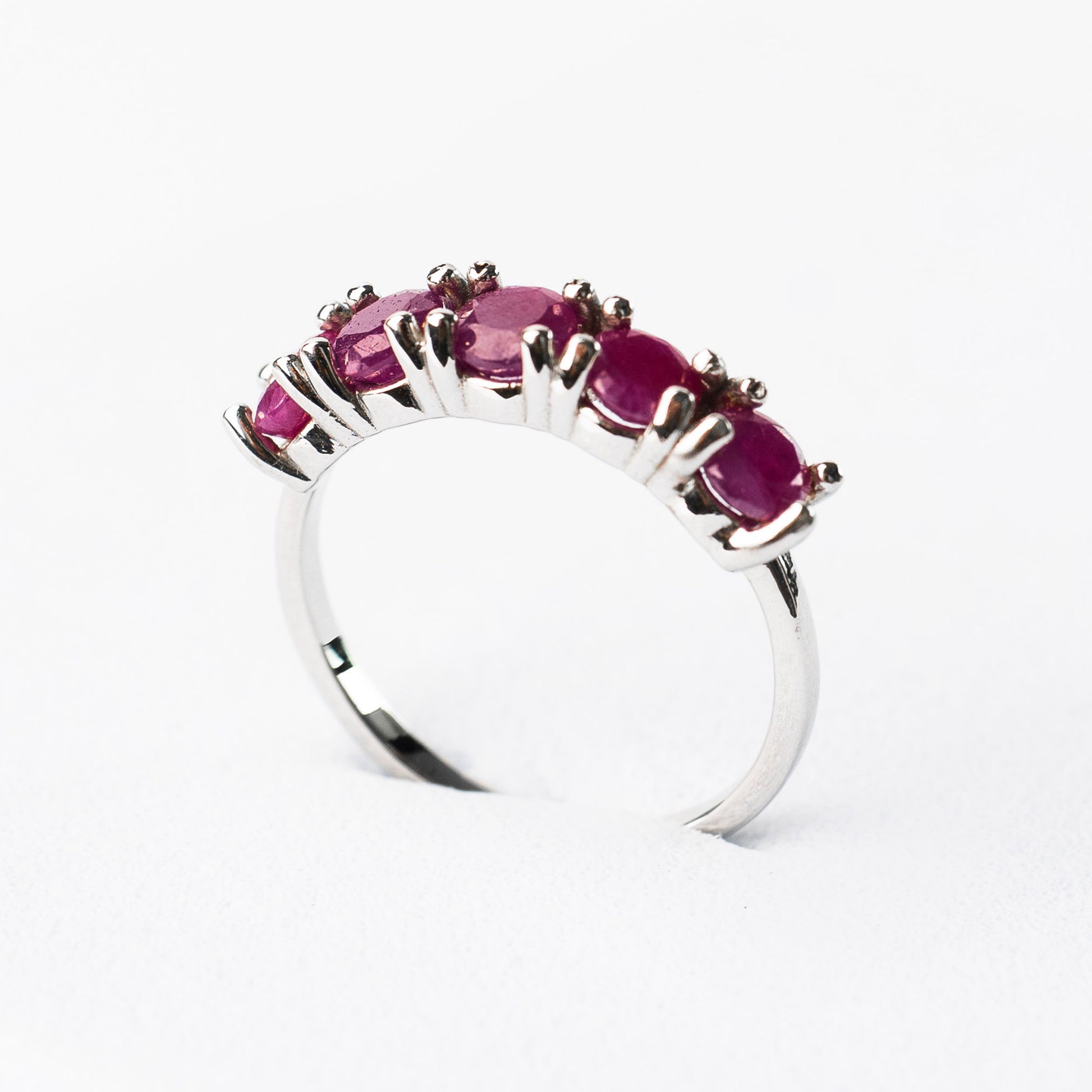 14K Anillo oro blanco rubíes