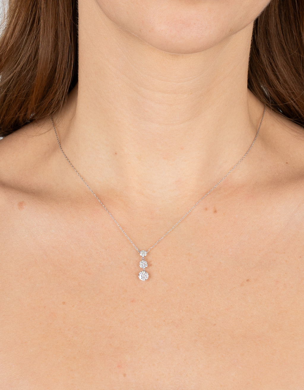 14K Collar en oro blanco con pendiente triple de diamantes forma vertical