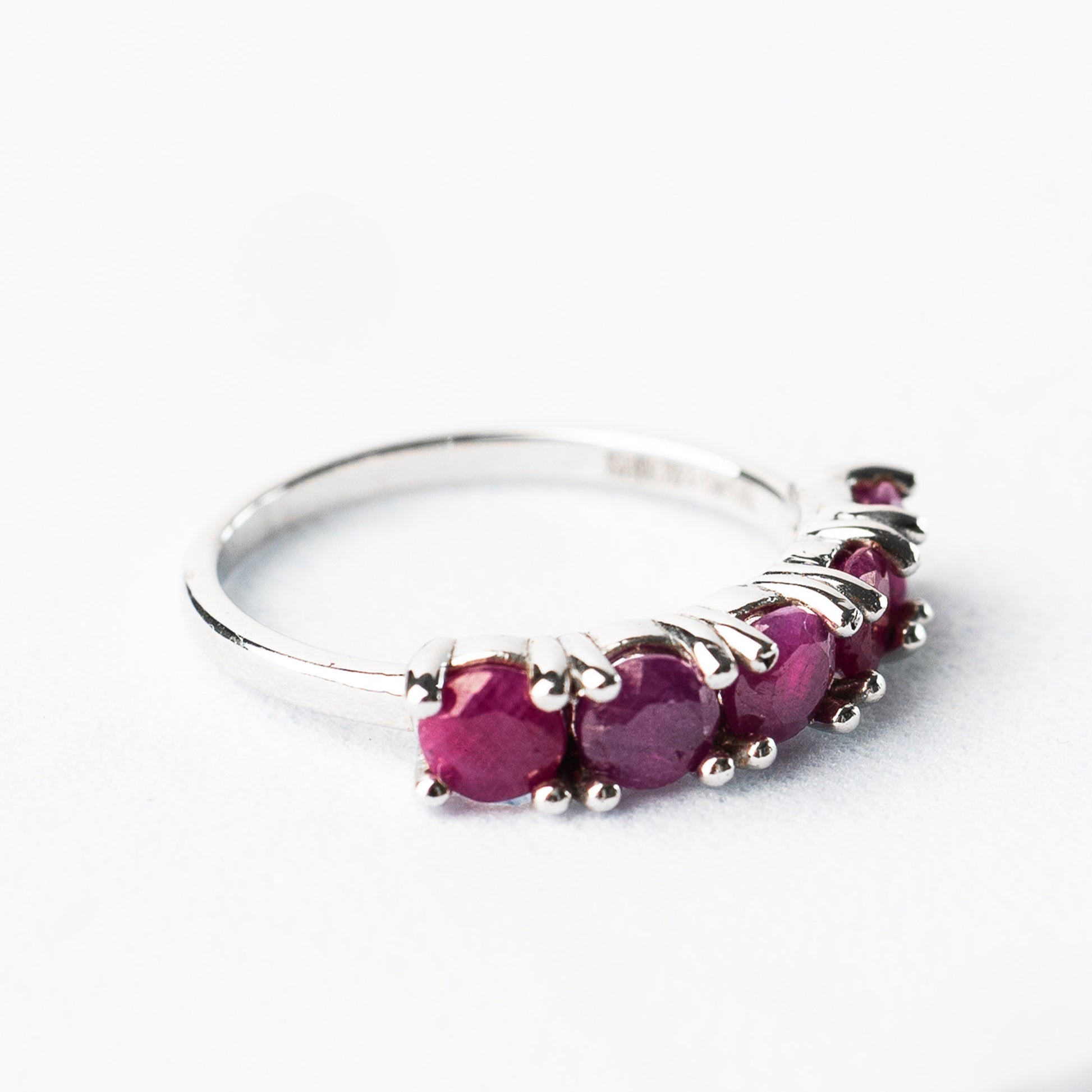 14K Anillo oro blanco rubíes