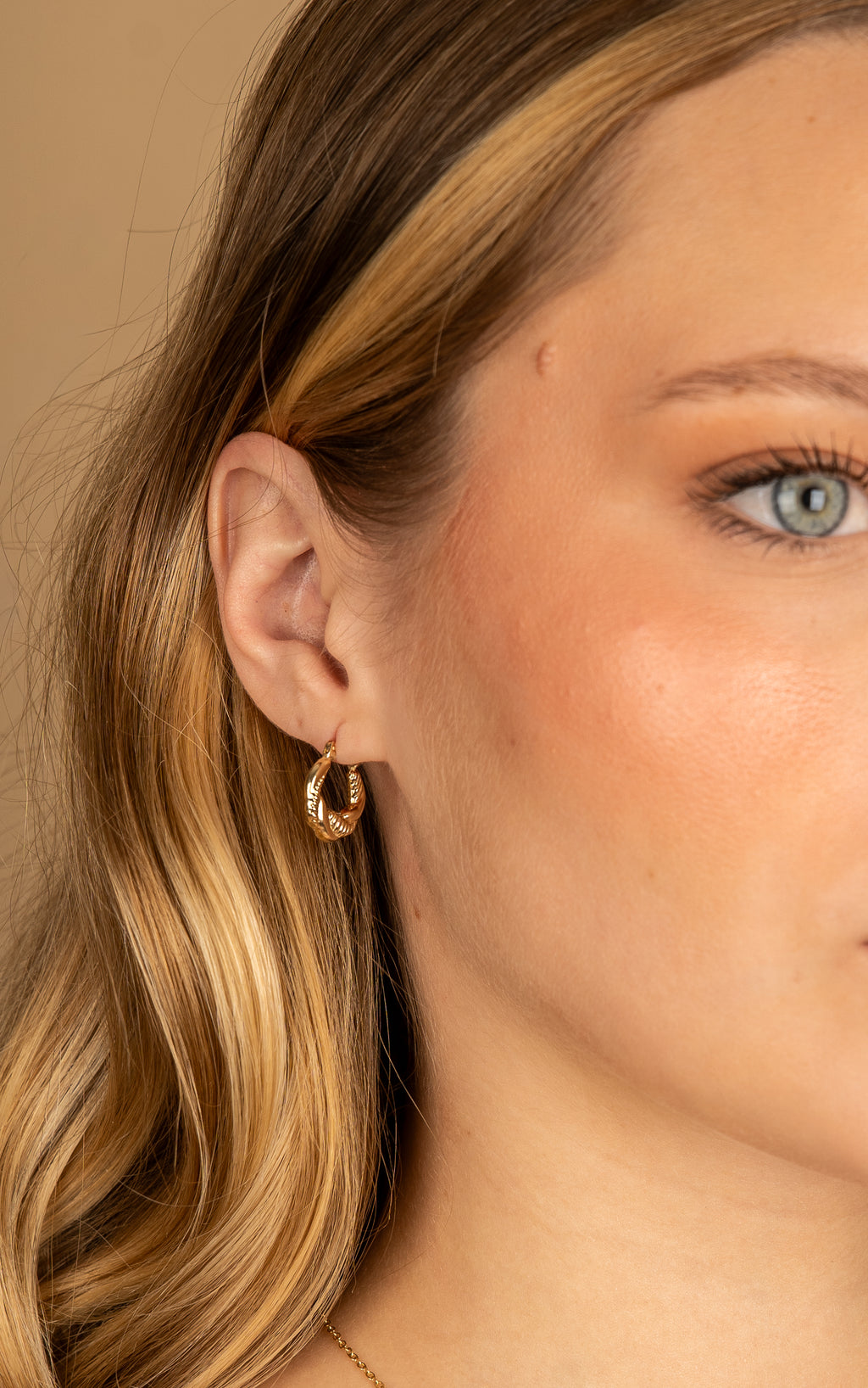 ARRACADAS CHICAS EN ORO AMARILLO 14K