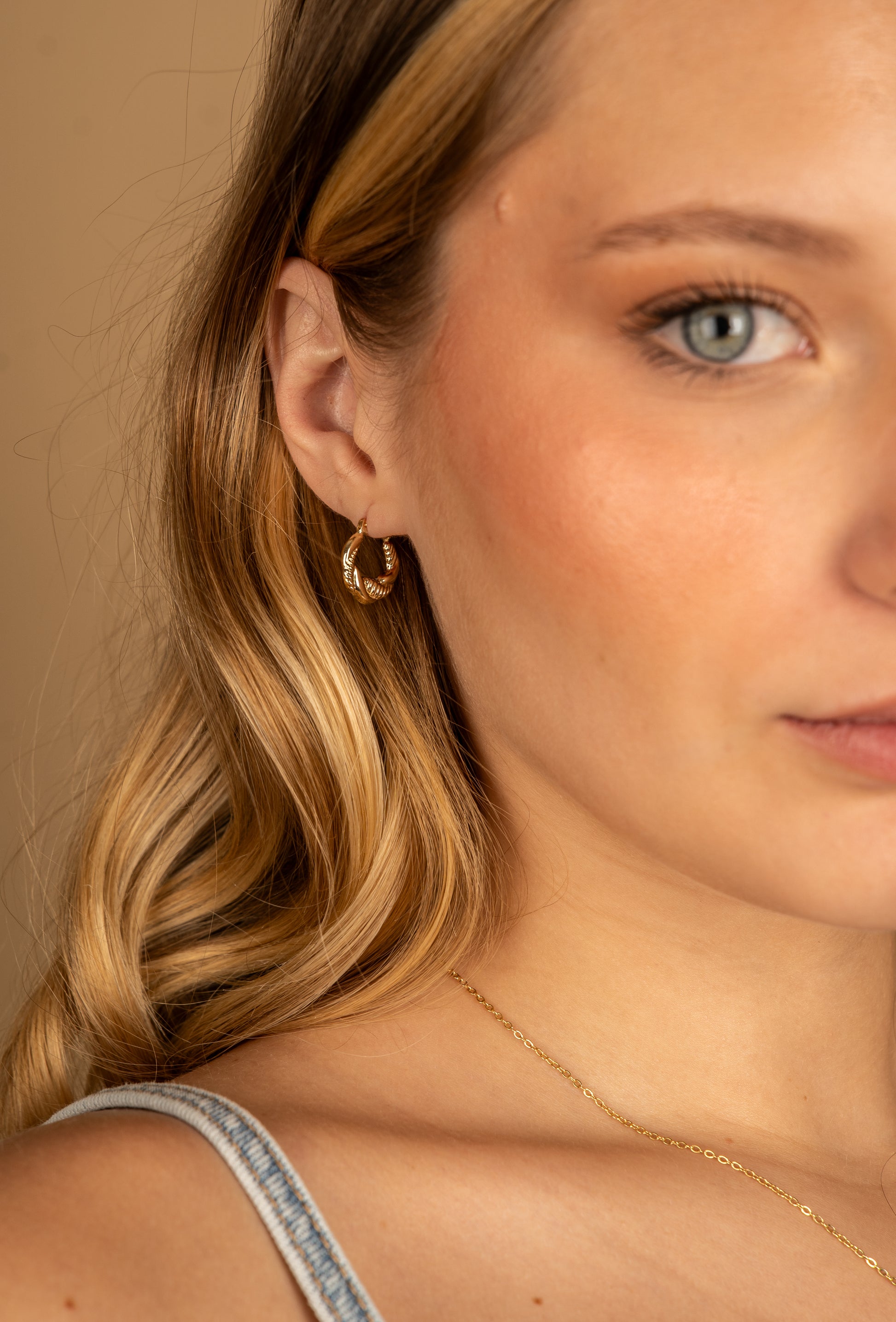 ARRACADAS CHICAS EN ORO AMARILLO 14K