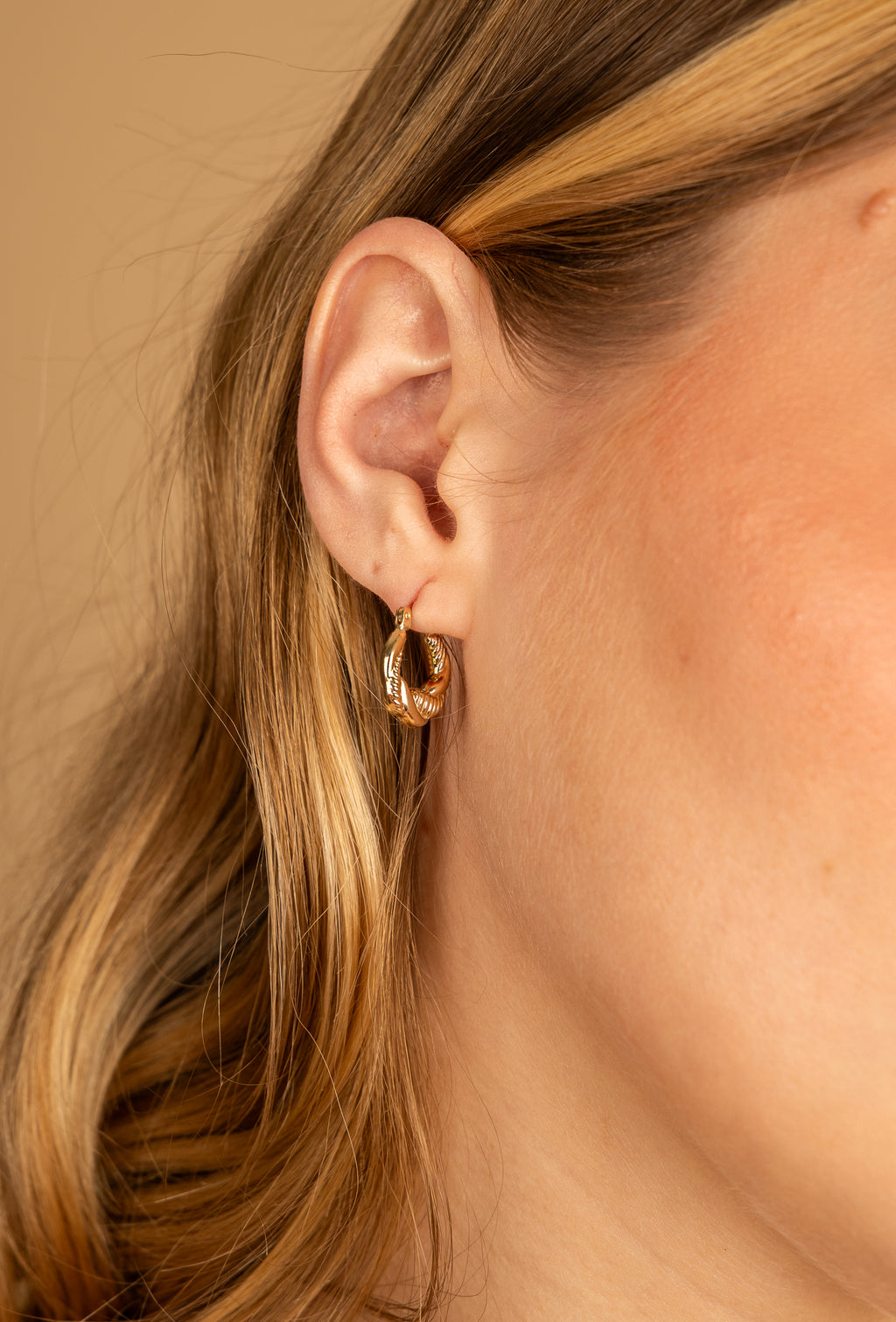 ARRACADAS CHICAS EN ORO AMARILLO 14K