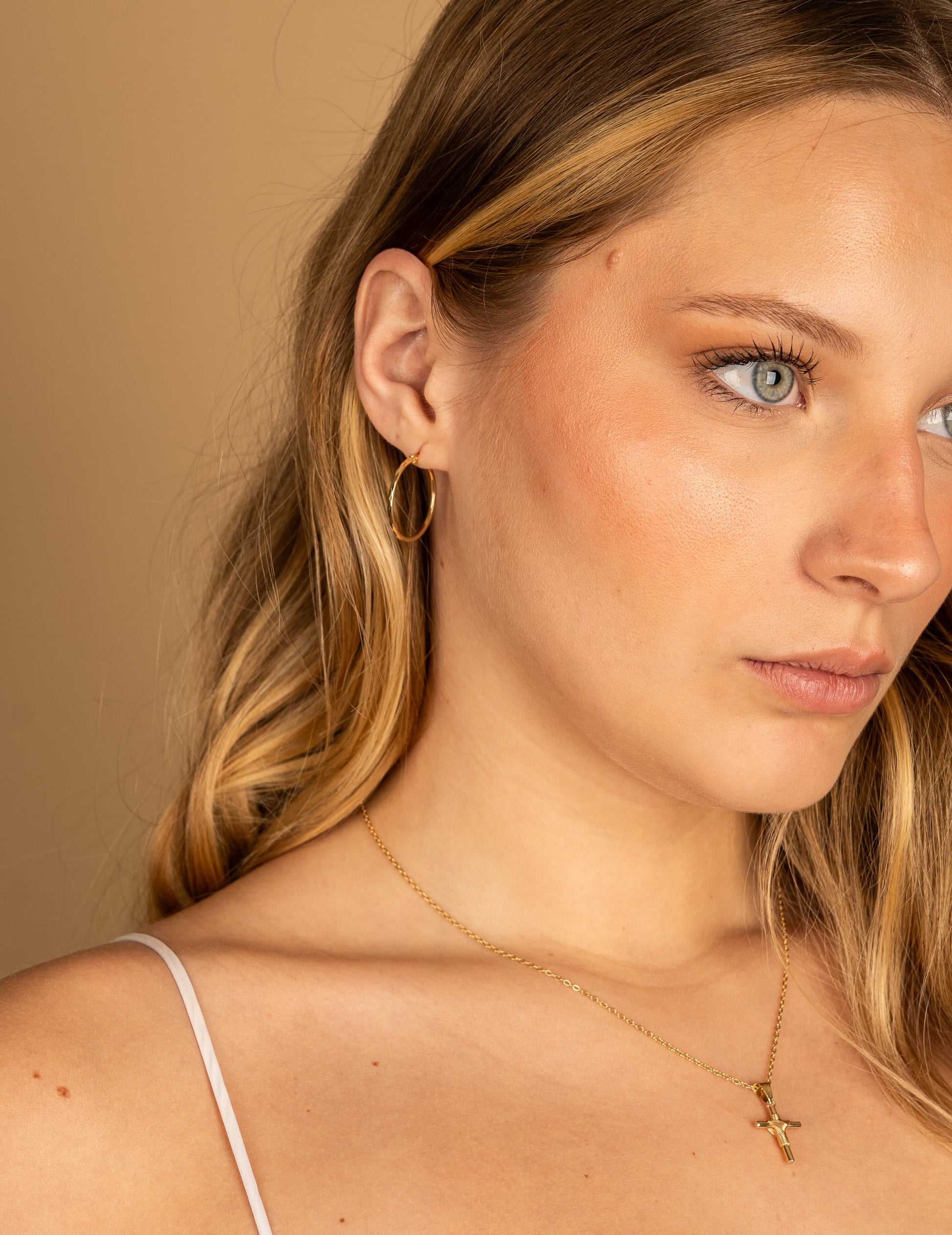 ARRACADAS MEDIANAS FACETADAS EN ORO AMARILLO 14K