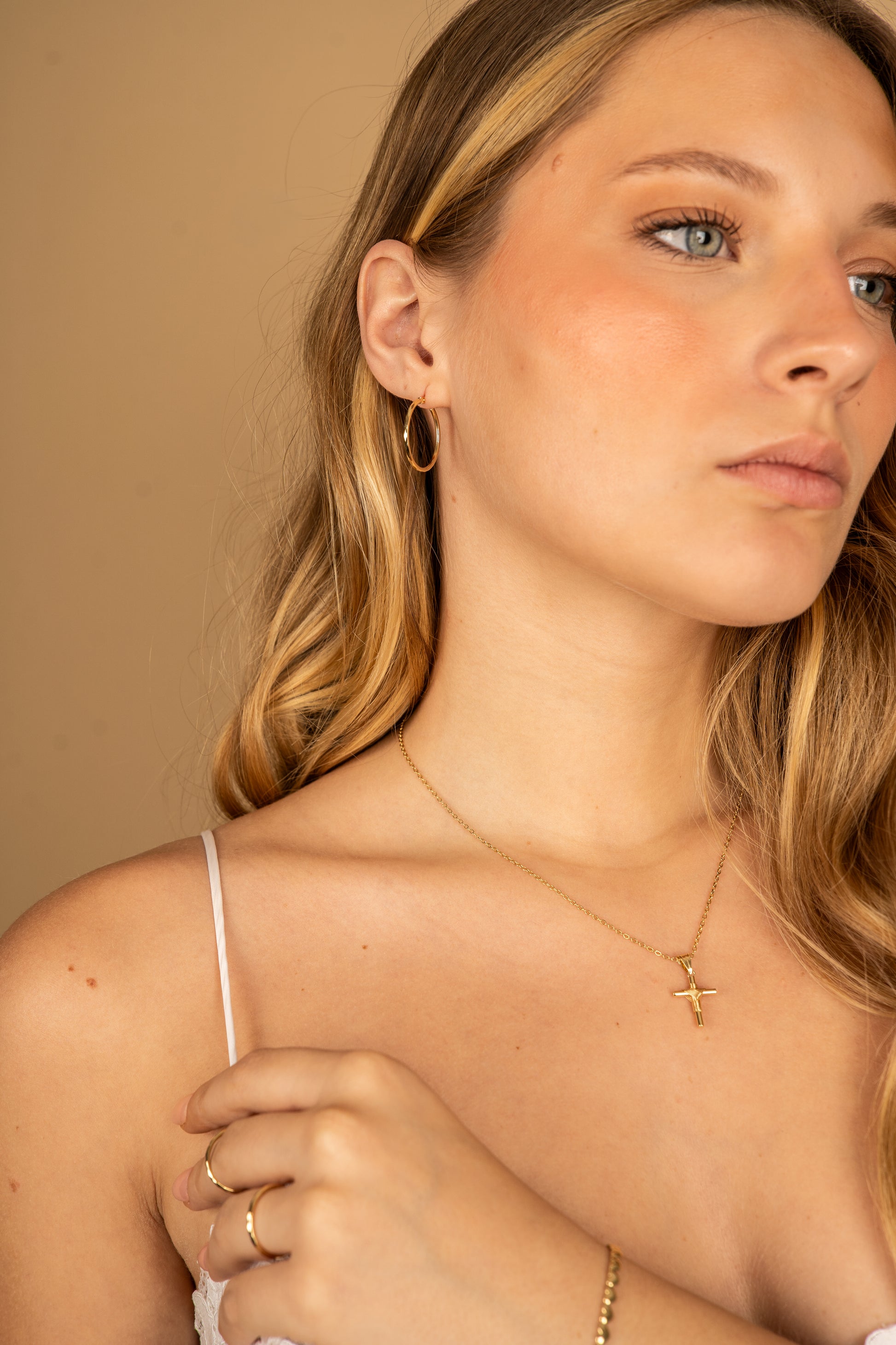 ARRACADAS GRANDES FACETADAS EN ORO AMARILLO 14K