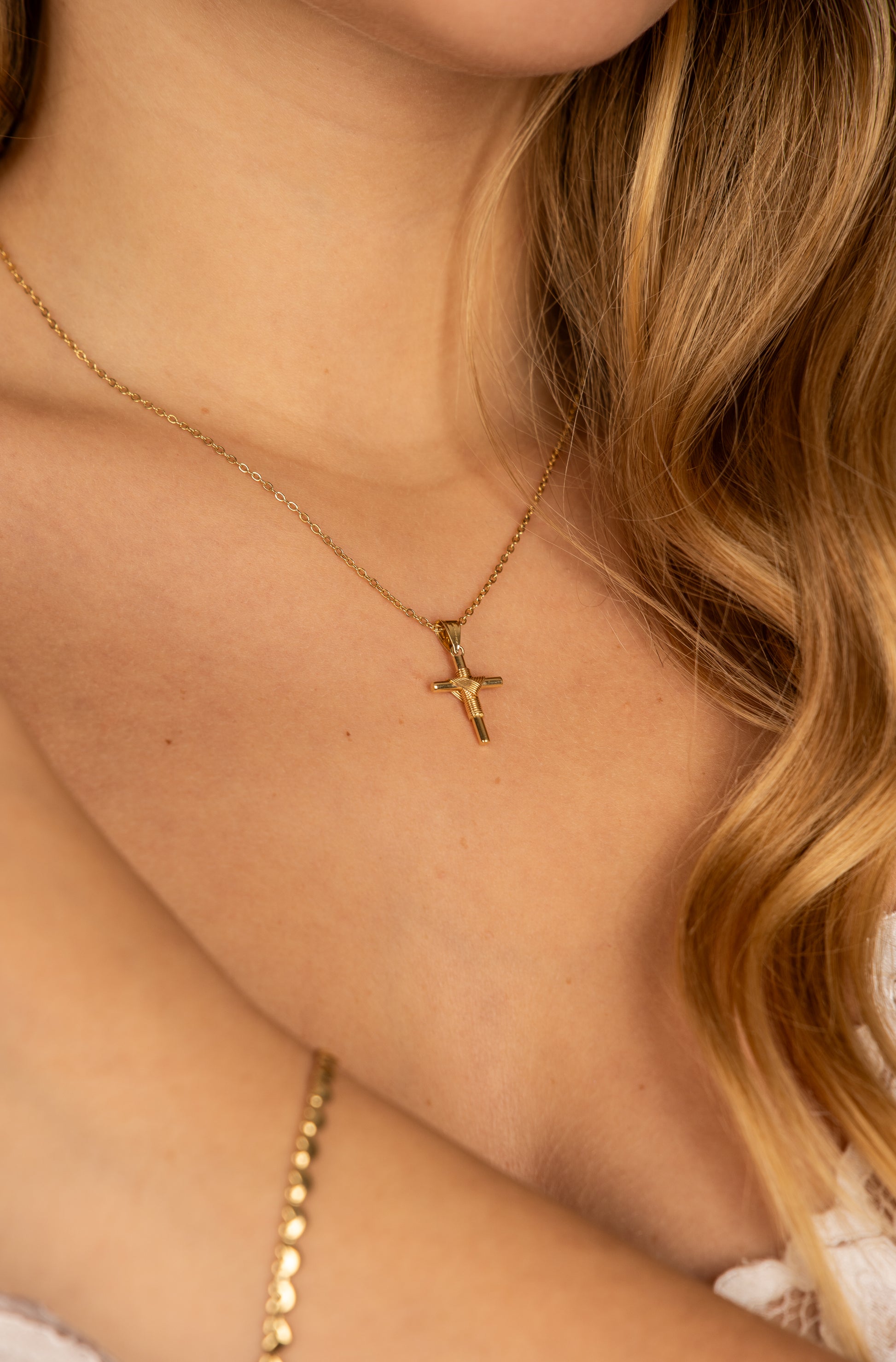 DIJE CRUZ CHICA ORO AMARILLO 14K