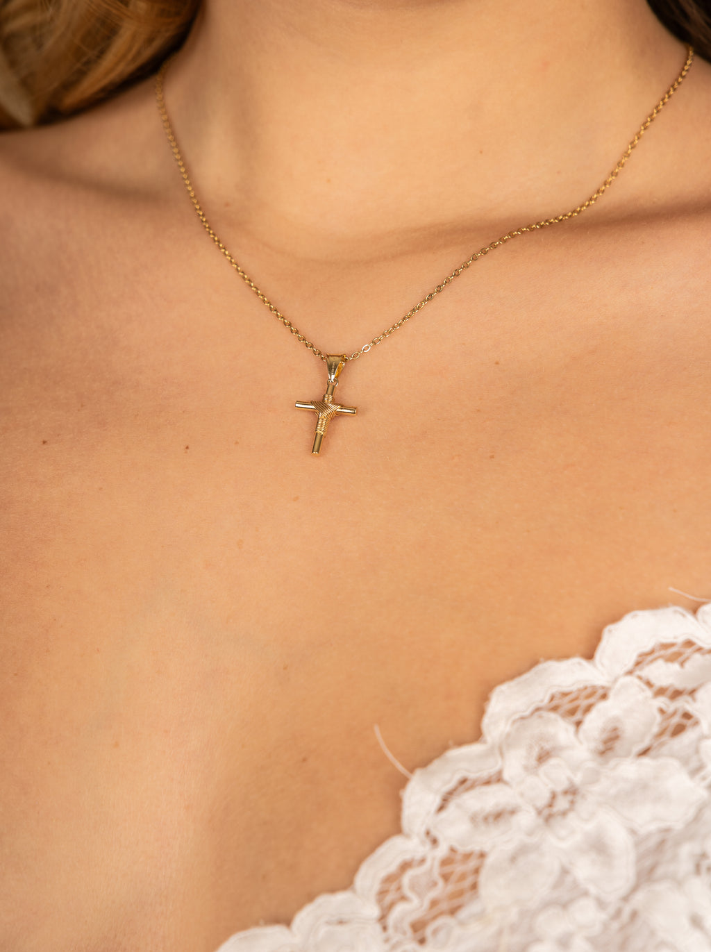 DIJE CRUZ CHICA ORO AMARILLO 14K