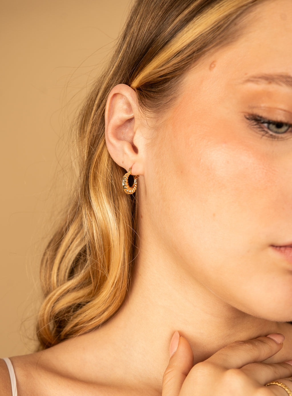 ARRACADAS CHICAS EN ORO AMARILLO 14K