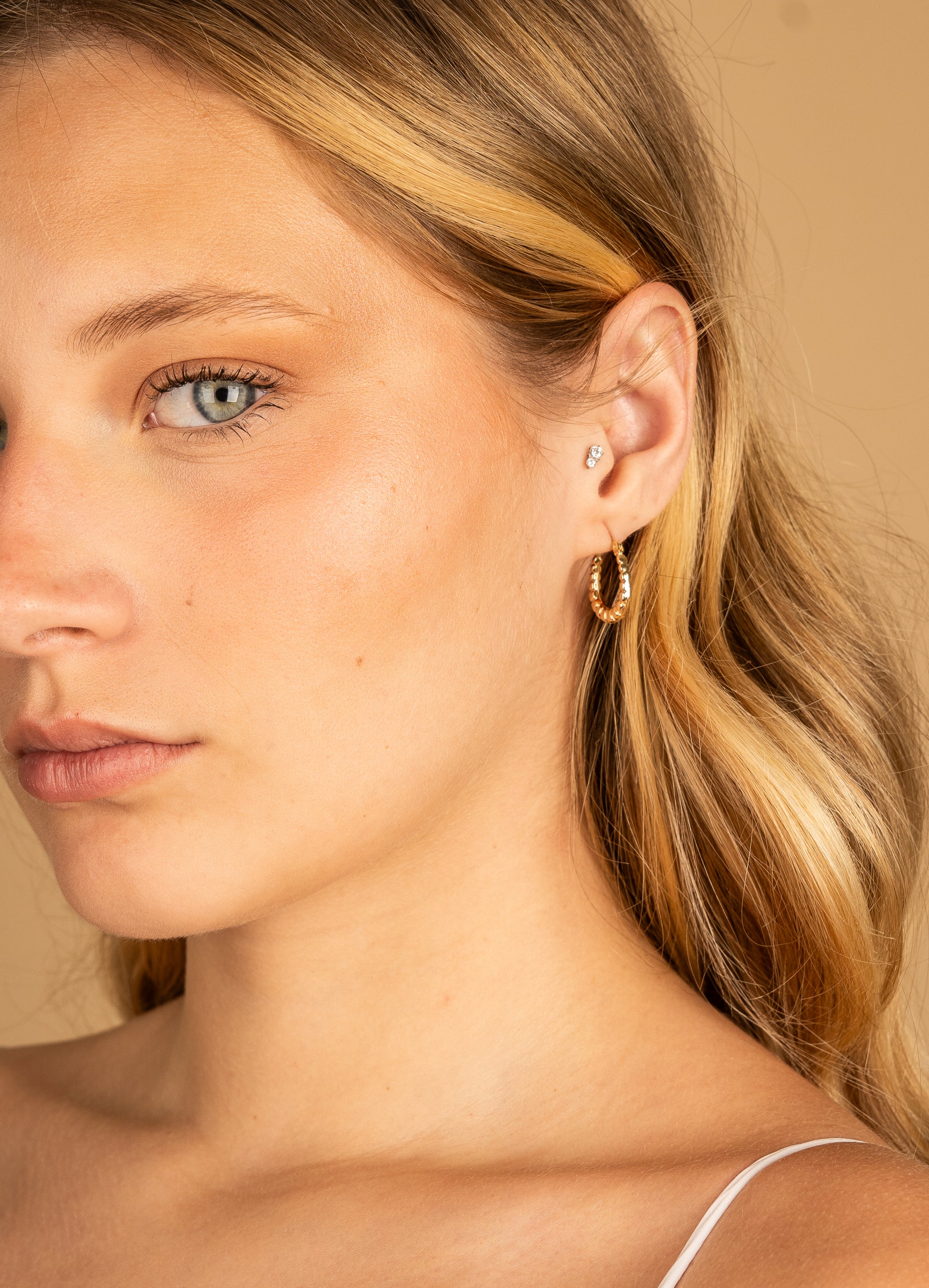 ARRACADAS CHICAS EN ORO AMARILLO DE 14K