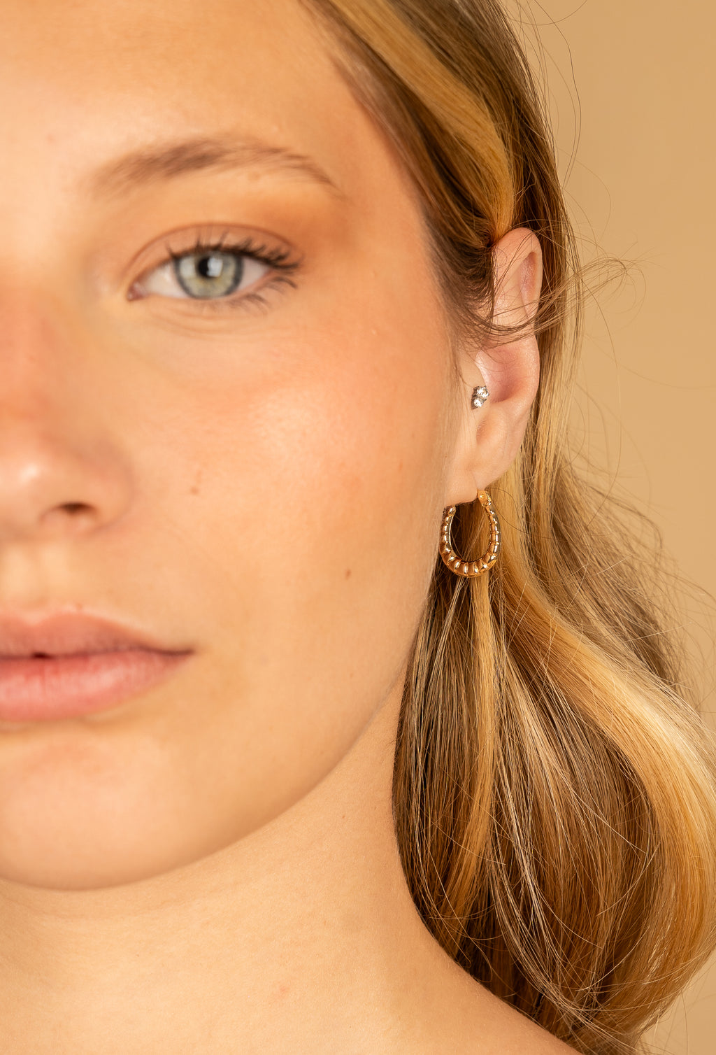 ARRACADAS CHICAS EN ORO AMARILLO DE 14K