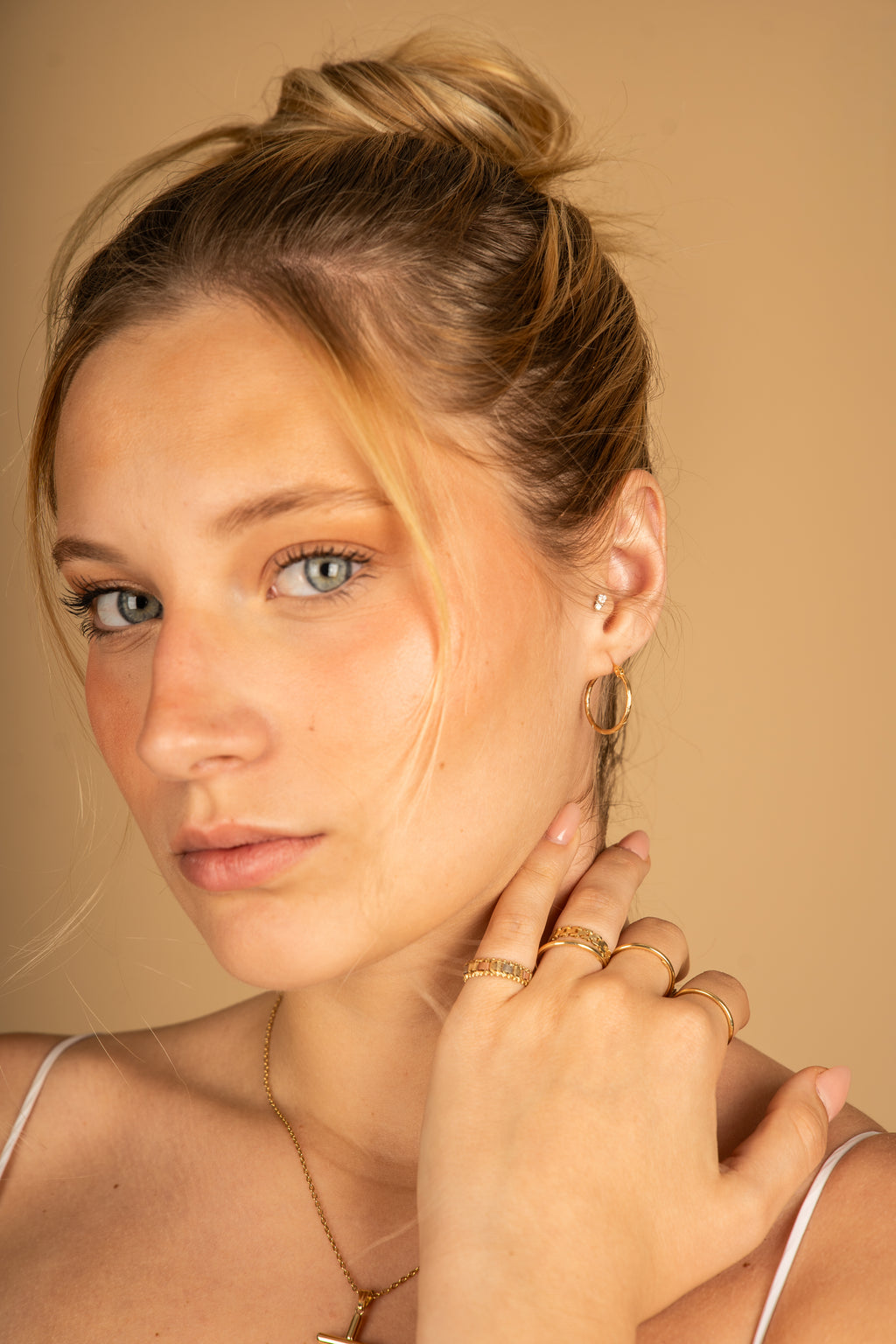 ARRACADAS CHICAS EN ORO AMARILLO 14K