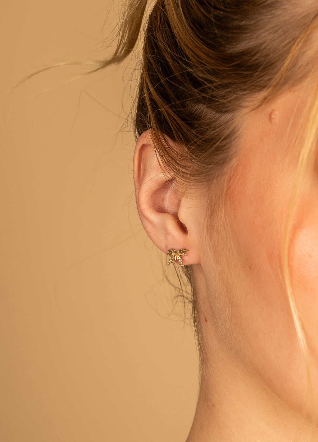 BROQUELES MEDIO SOL EN ORO AMARILLO 14K