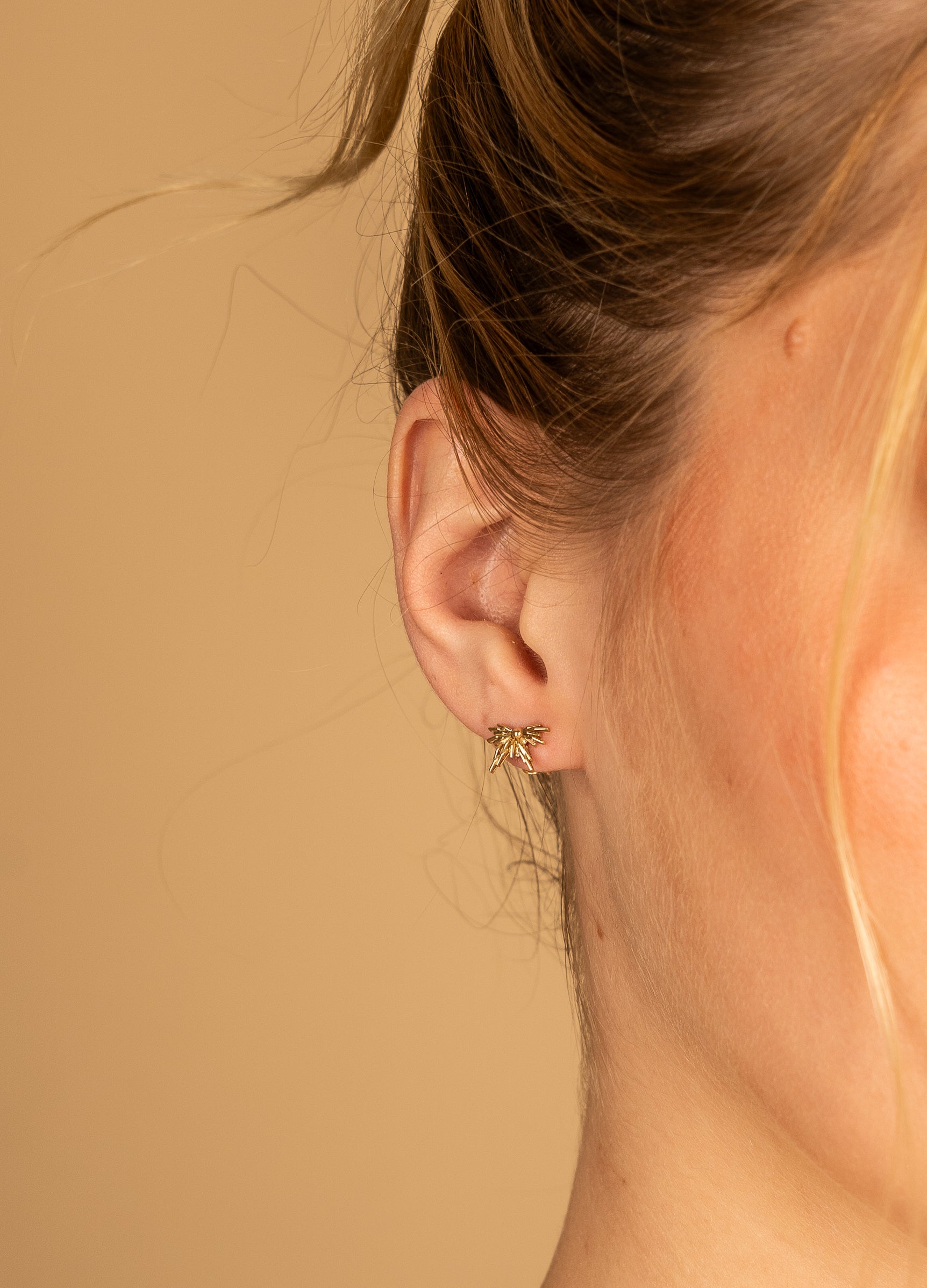 BROQUELES MEDIO SOL EN ORO AMARILLO 14K