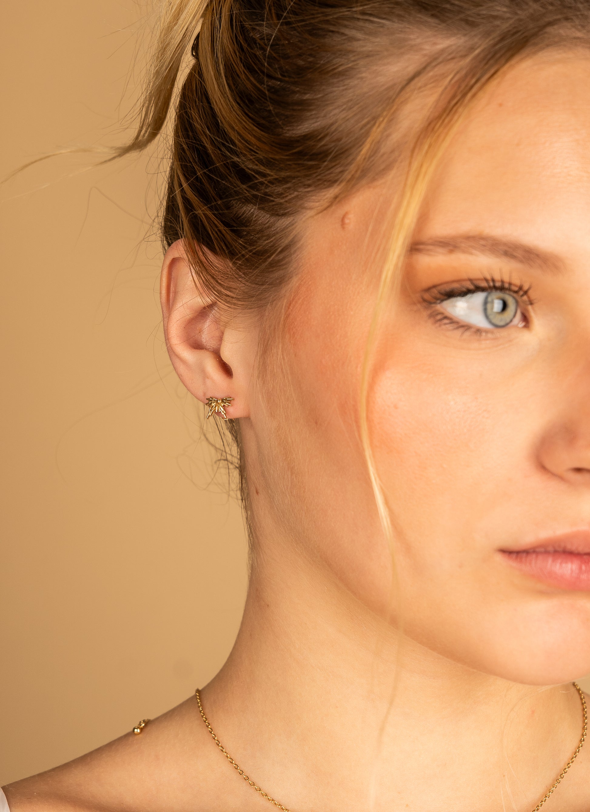 BROQUELES MEDIO SOL EN ORO AMARILLO 14K