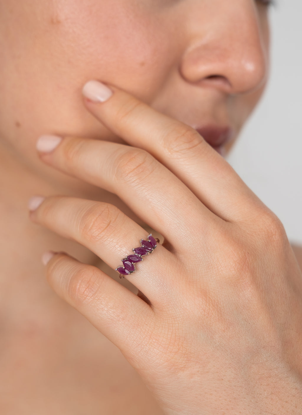 14K Anillo oro blanco rubíes