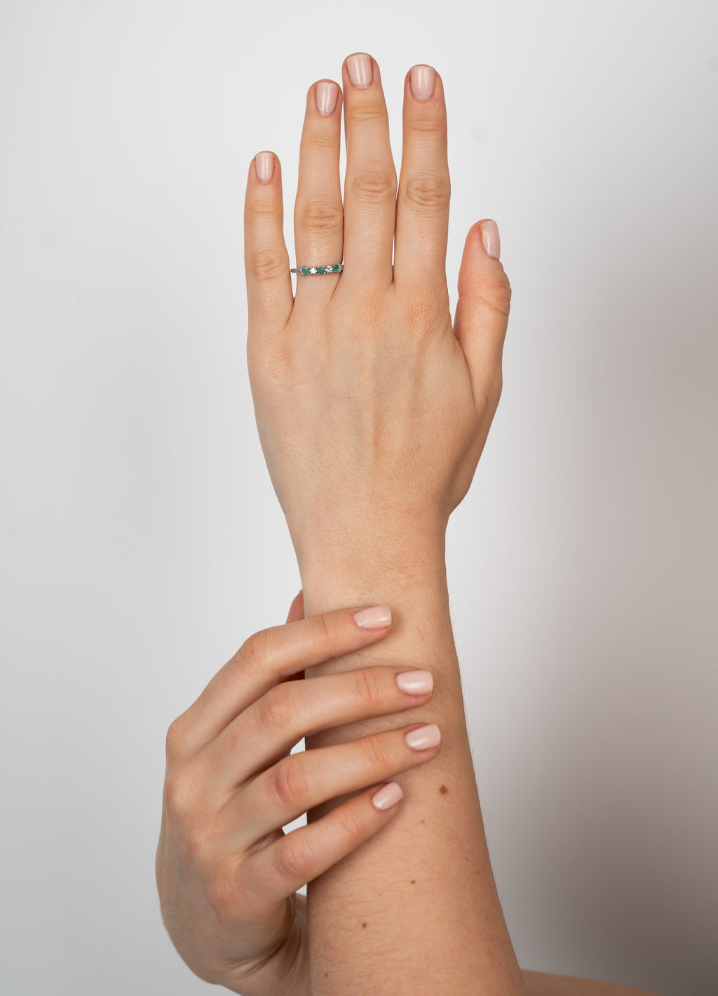 14K Anillo oro blanco esmeraldas diamantes