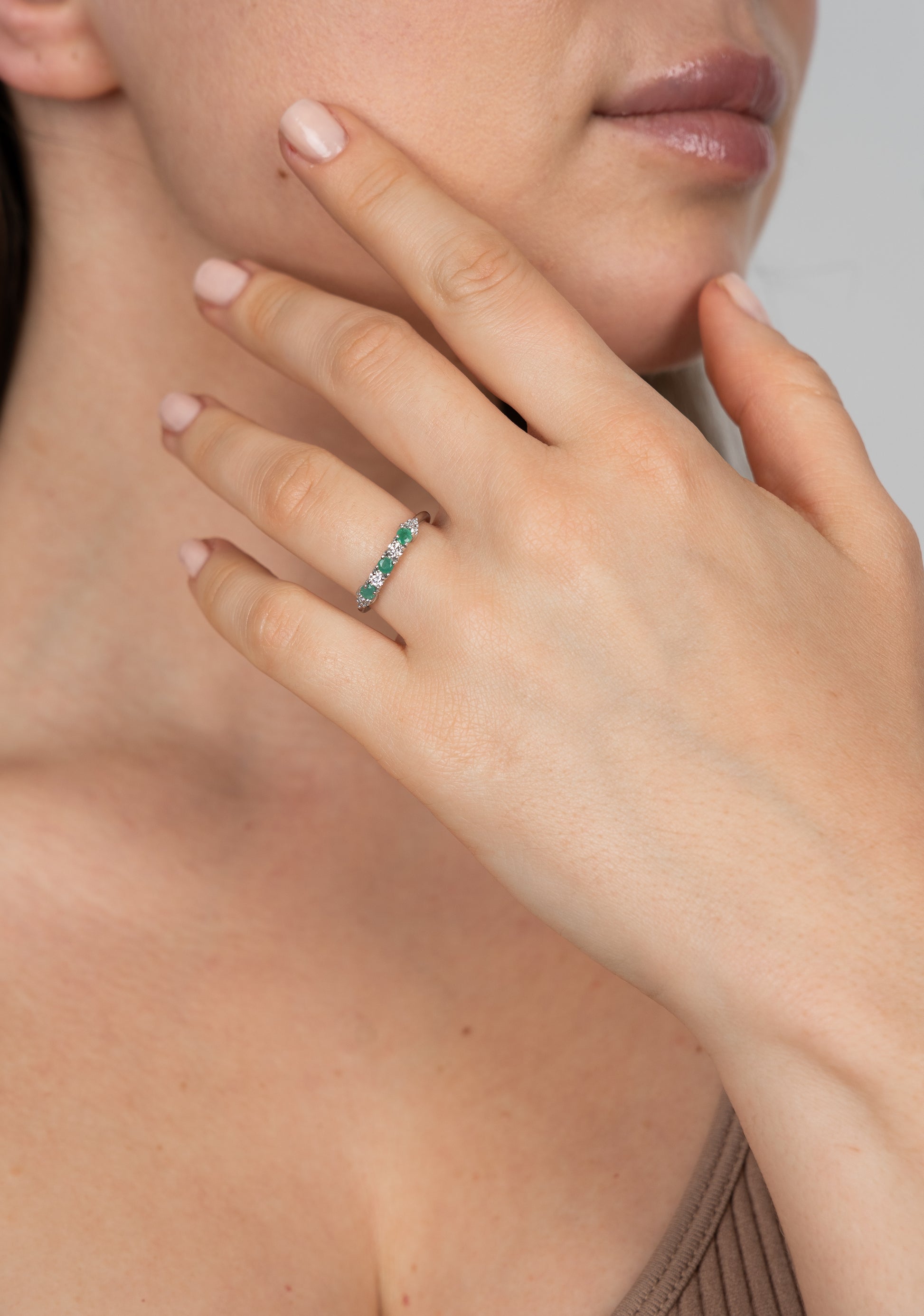 14K Anillo oro blanco esmeraldas diamantes