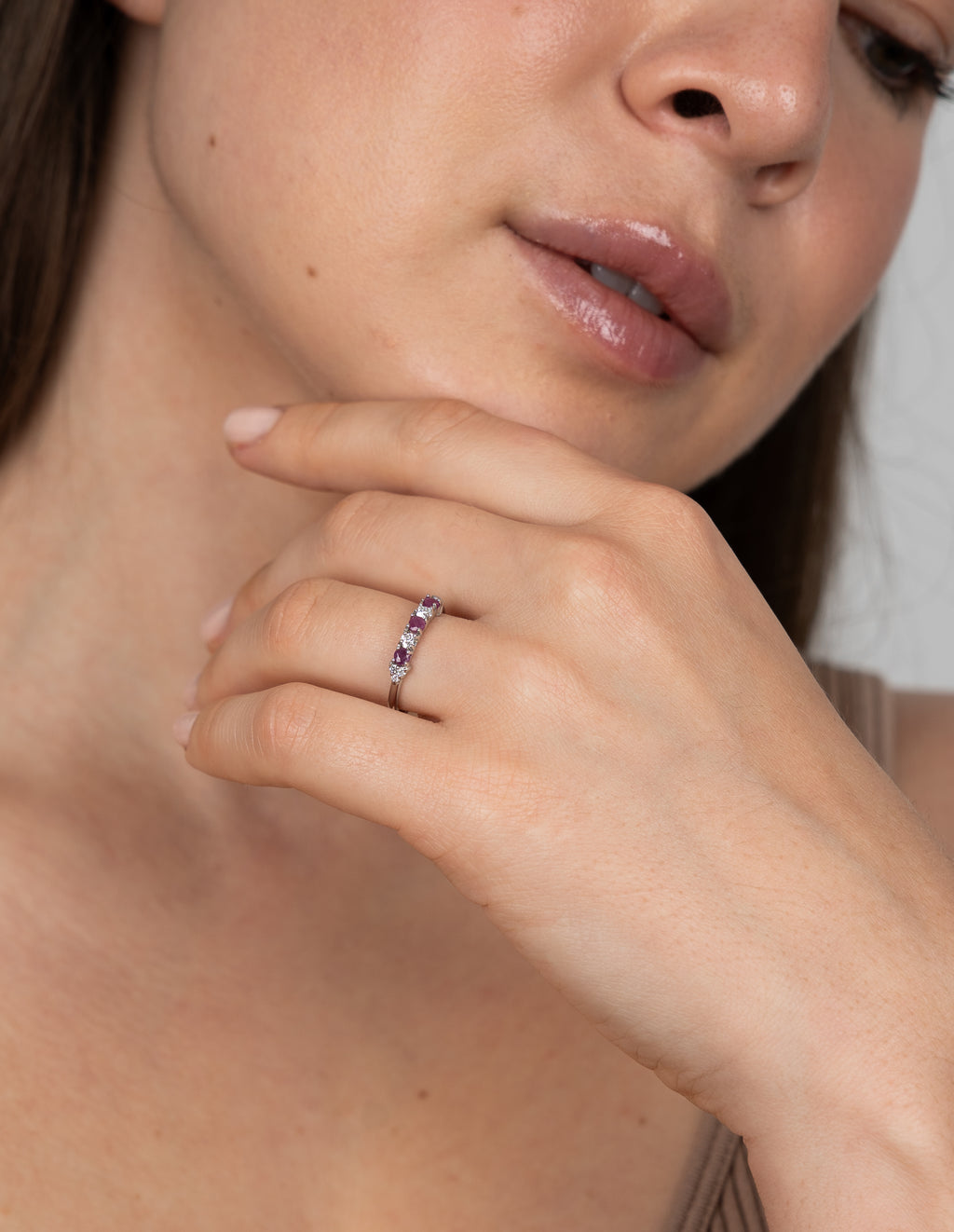 14K Anillo oro blanco rubíes diamantes