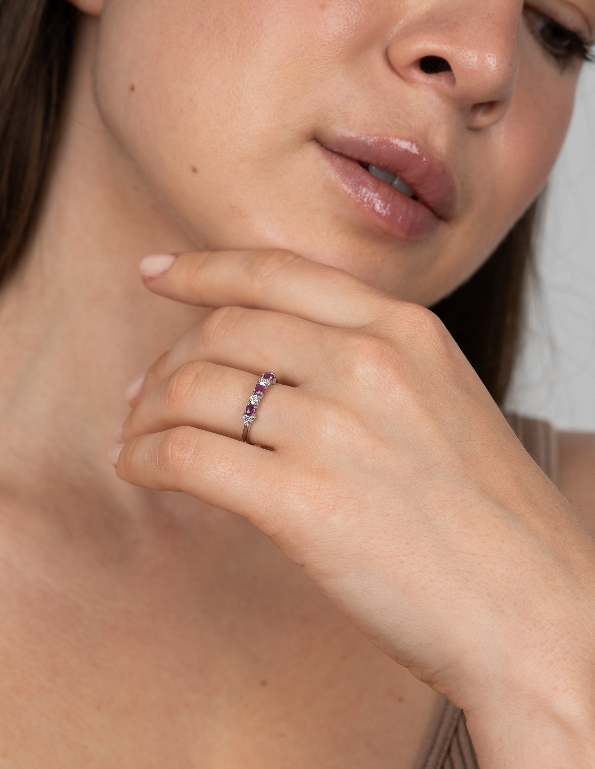 14K Anillo oro blanco rubíes diamantes