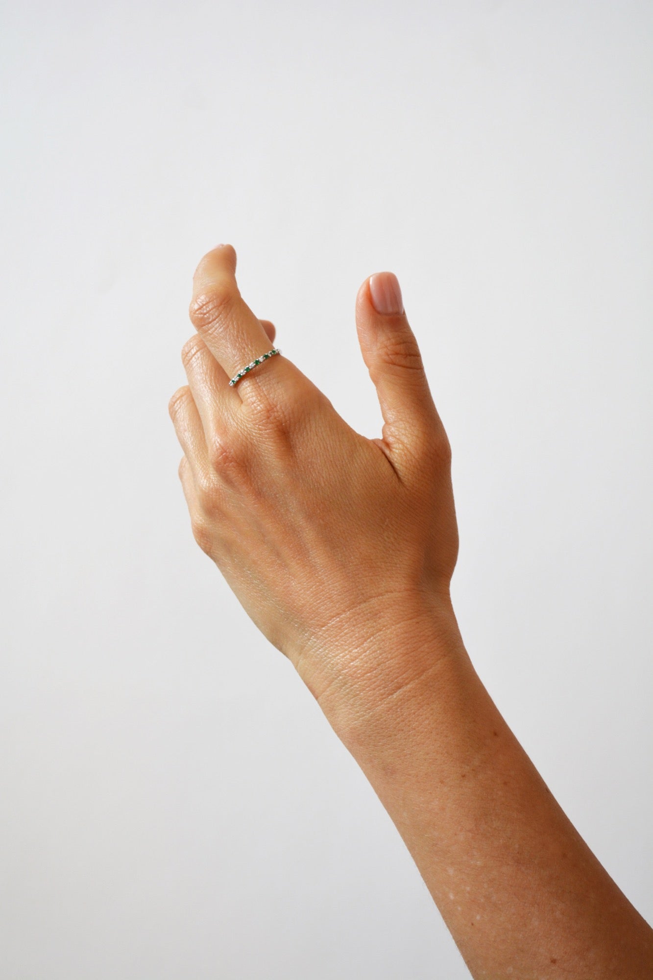 14K Anillo oro blanco esmeraldas diamantes
