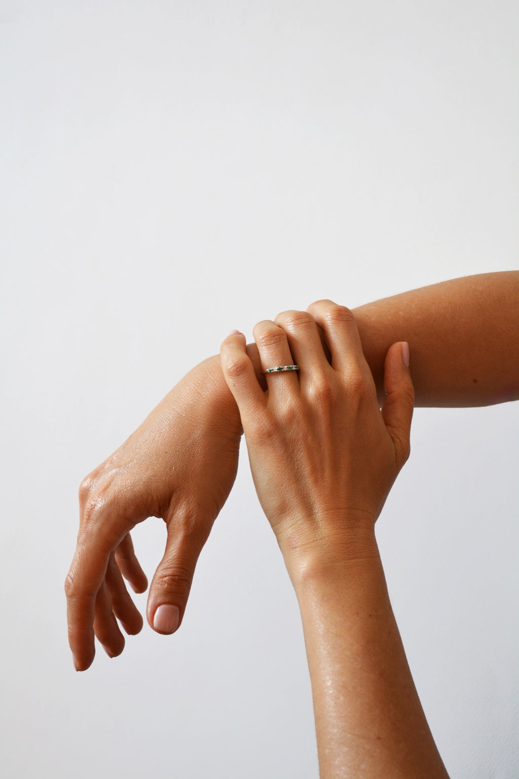 14K Anillo oro blanco esmeraldas diamantes