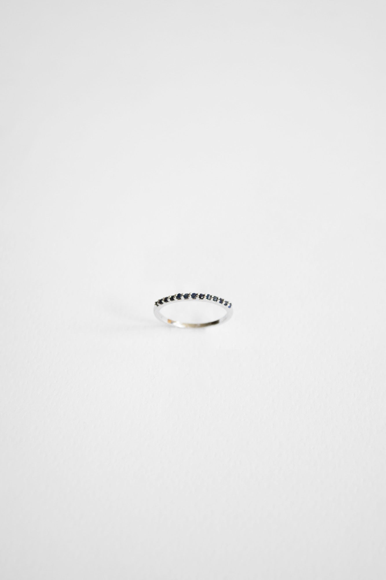 14K Anillo oro blanco zafiros