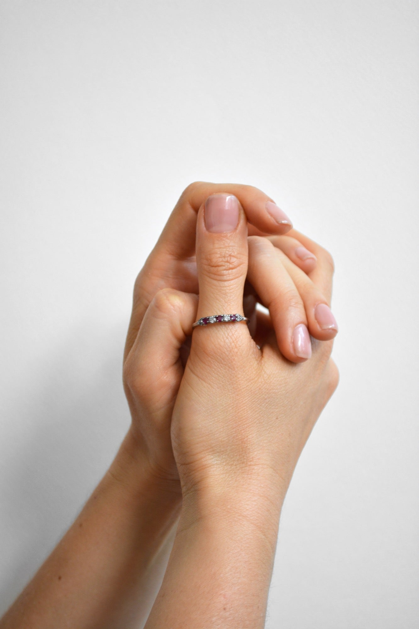 14K Anillo oro blanco rubíes diamantes