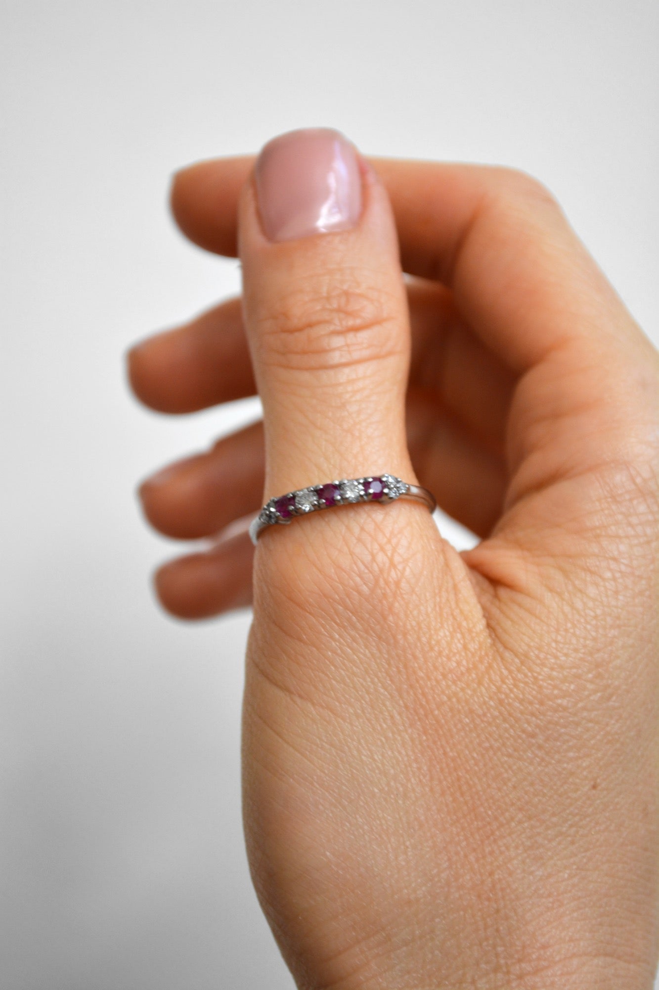 14K Anillo oro blanco rubíes diamantes