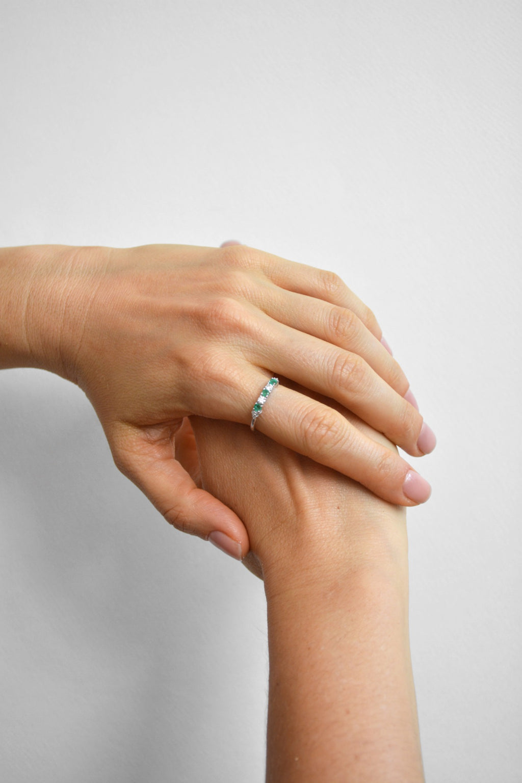 14K Anillo oro blanco esmeraldas diamantes