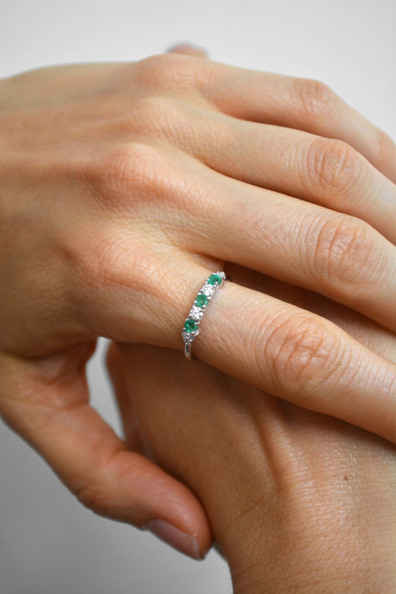 14K Anillo oro blanco esmeraldas diamantes